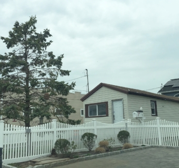 Here's the little studio apartment, (originally a boathouse) which resides at the front of the property, that Cousin Tara has immortalized in her memoir, The Clancy's of Queens