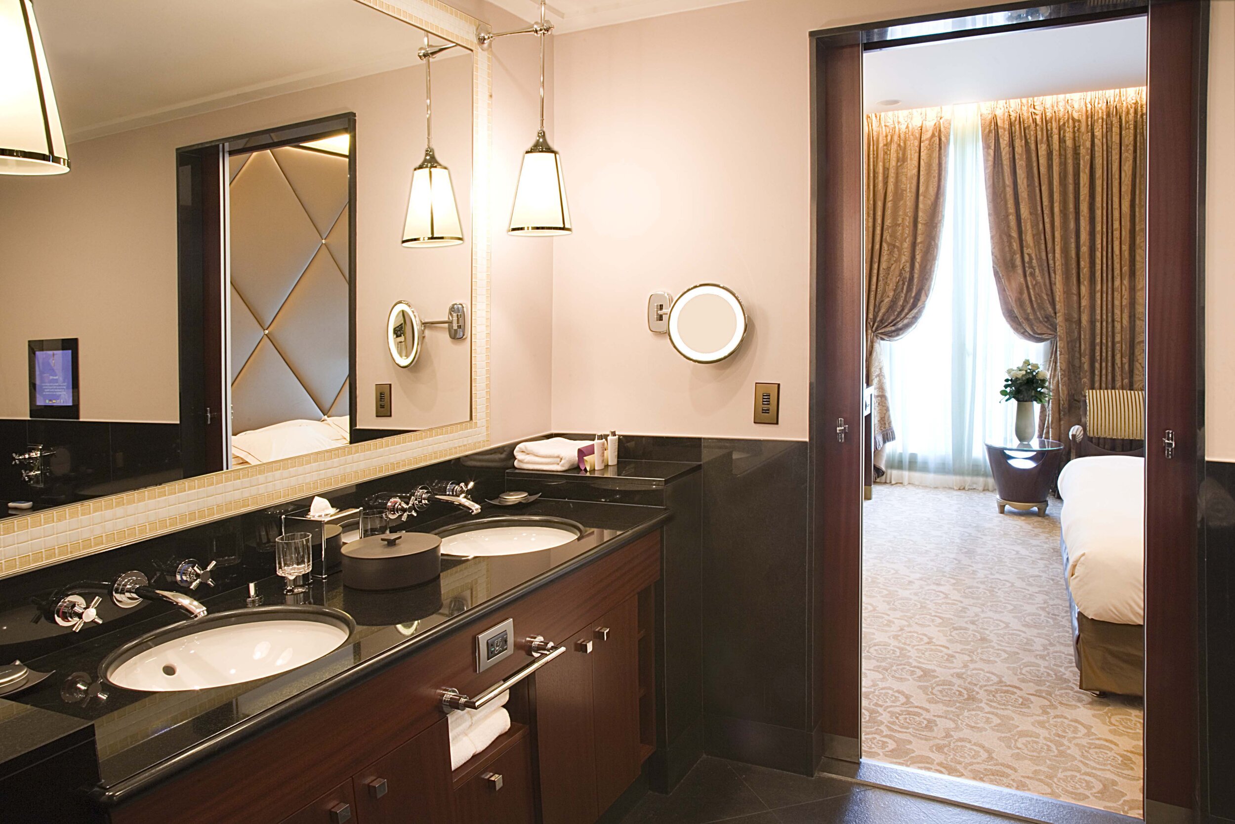 salle de bain suite prestige Fouquet's Paris.jpg