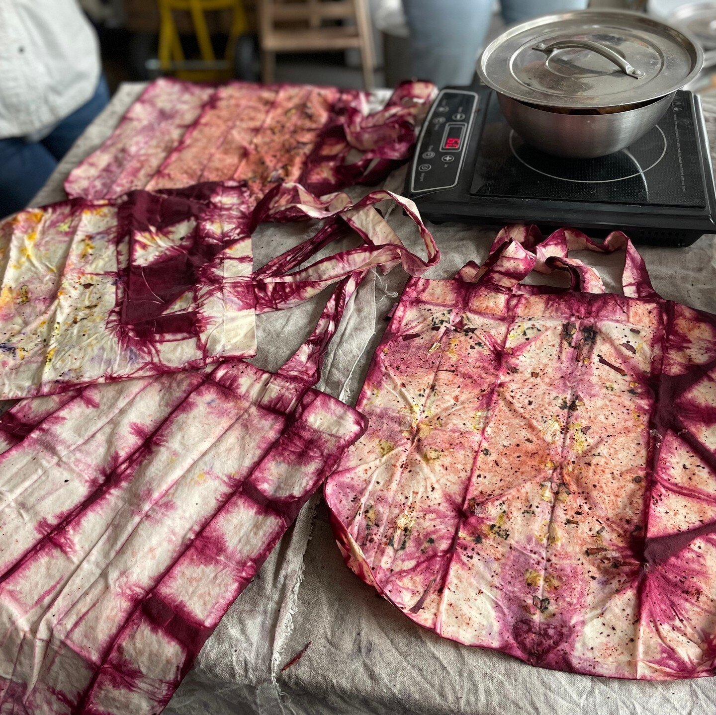 A fun creative dye workshop for @fatface design team last Summer⁠.
⁠
We bundle dyed fabrics with flowers, dyed a grid of colour swatches and shibori tie dyed with pink lac to make uniquely textured tote bags.
⁠
I love offering private workshops and t