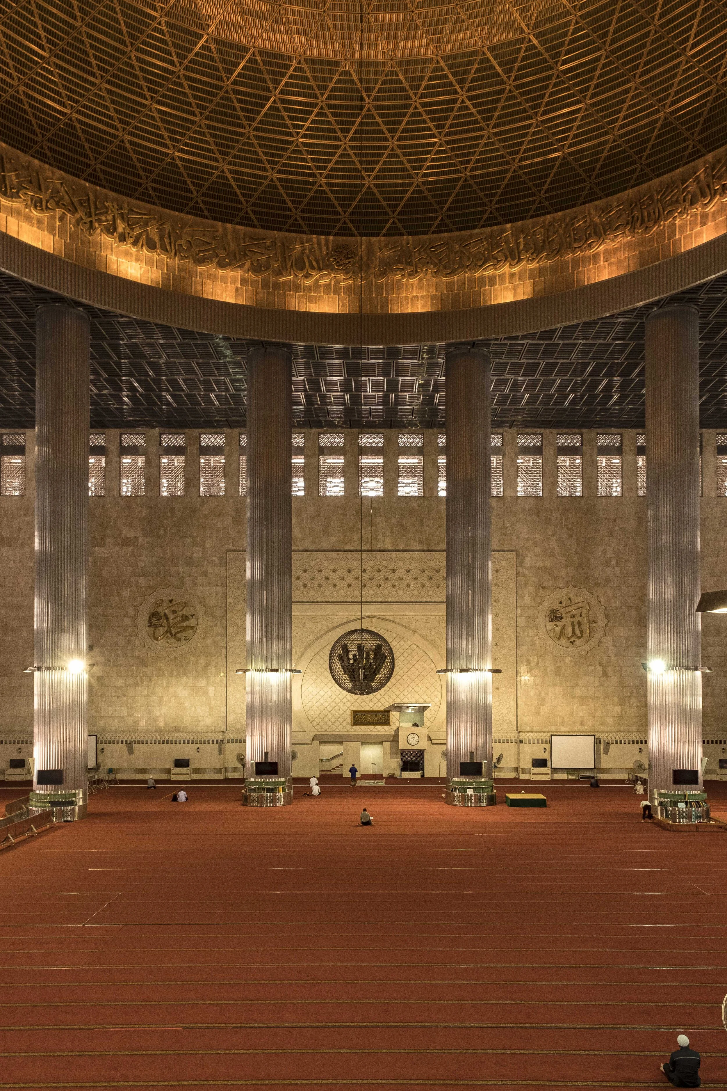 Inside_Jakarta_Moschee_2017.jpg