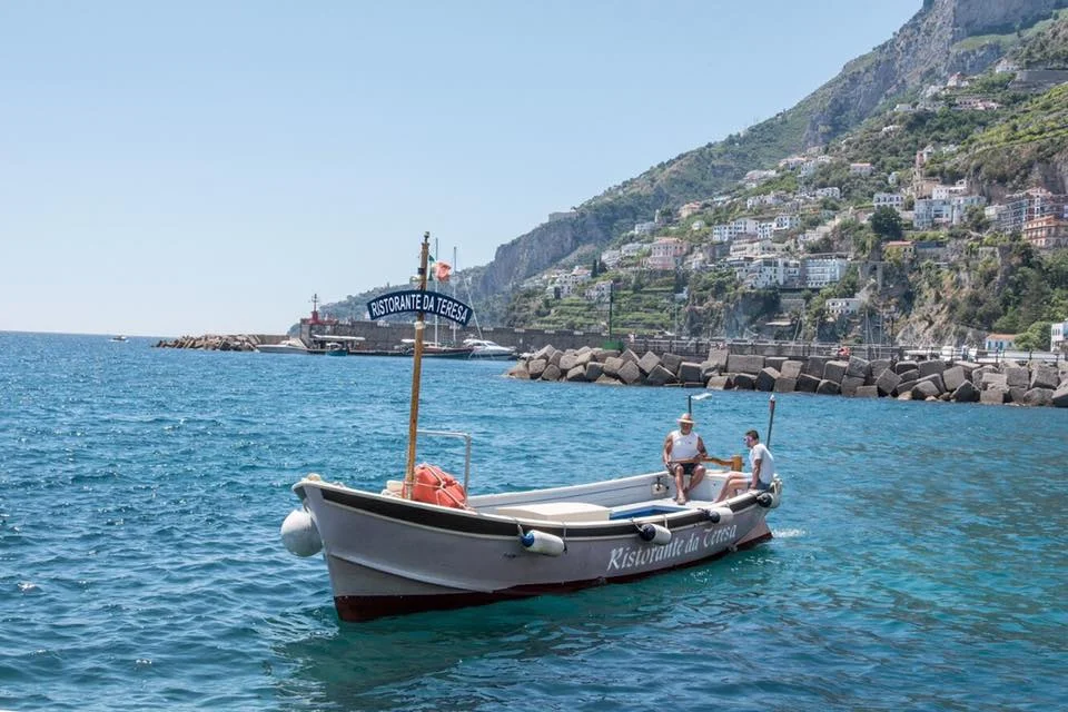 Da Teresa boat on its way to pick up customers