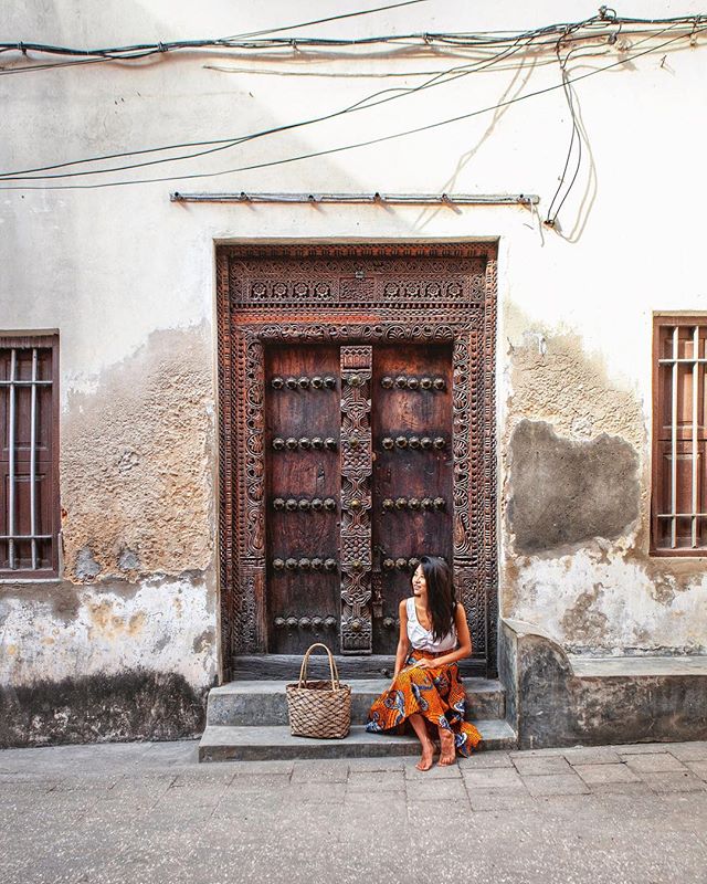 The prettiest door in Stone Town 🚪 Once the flourishing center of the spice route and slave trade, Stone Town has a colorful history of European and Arab rulers. .
Walking around it was most apparent in the architecture, like this door that has Arab