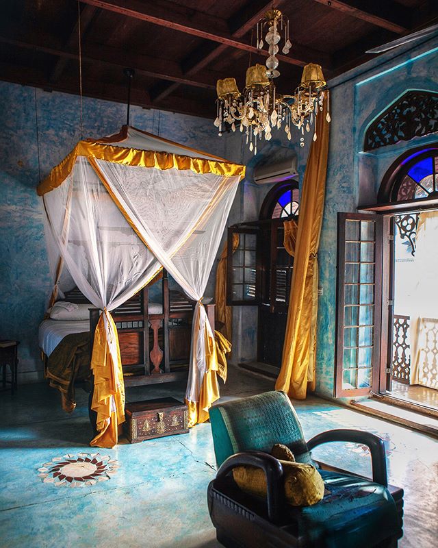 Transported ✨ With only eleven rooms that are all individually&nbsp;decorated and affectionally named after the former owner&rsquo;s favorite female characters, @emersonzanzibar might be one of the most unique places I&rsquo;ve ever stayed.
.
With en