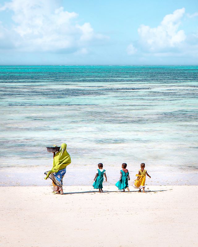 Who run the world? 🙋🏻&zwj;♀️🙋🏾&zwj;♀️ I visited a village on the eastern coast of Zanzibar and experienced life through three generations of women.
.
Asha and her sister showed me around their compound, and then I learned about seaweed farming wi