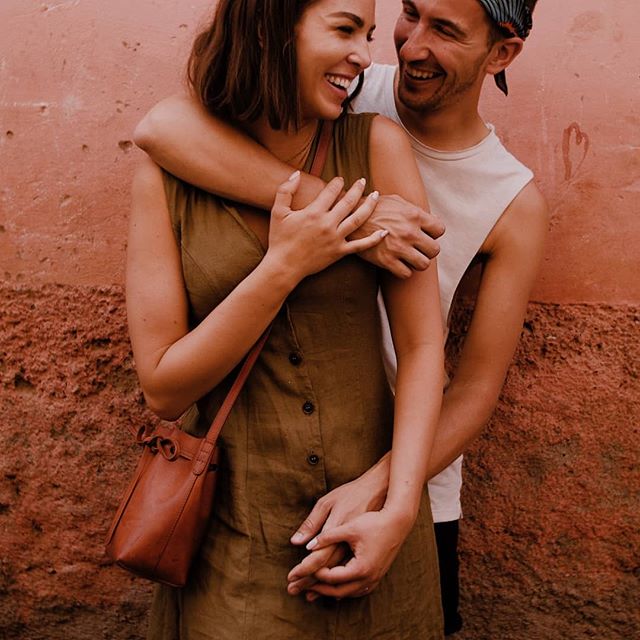 We really love spontaneous things, and the way we met @everydayhim_  and @everydayher_ over on a really hot day in Marrakech with our friend @luistenza as good example of it. Such a cool and nice couple😍😘 #marrakechmedina #marrakeshelopement #marra