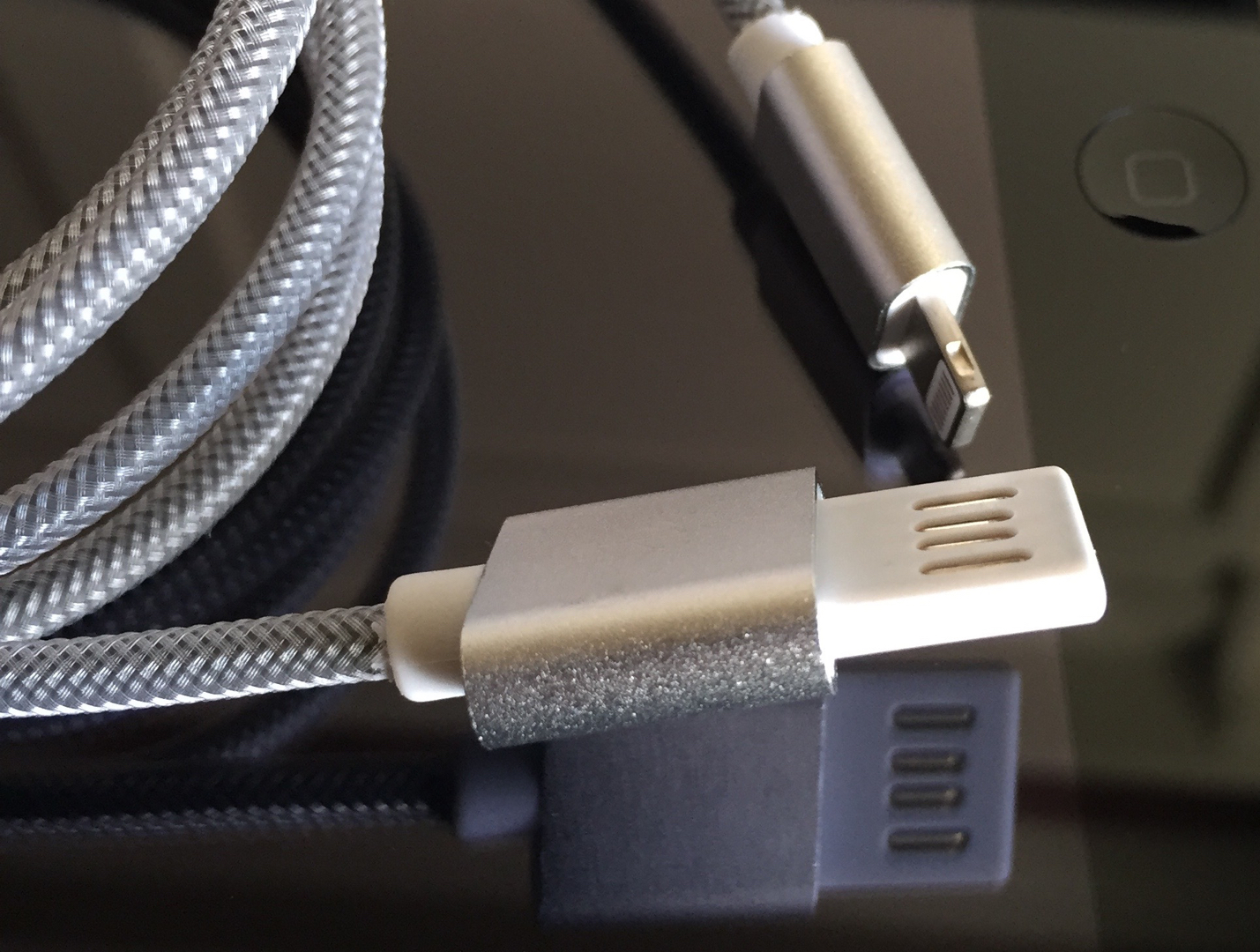 Silver USB and Lightning on iPad 1429x1080.jpg