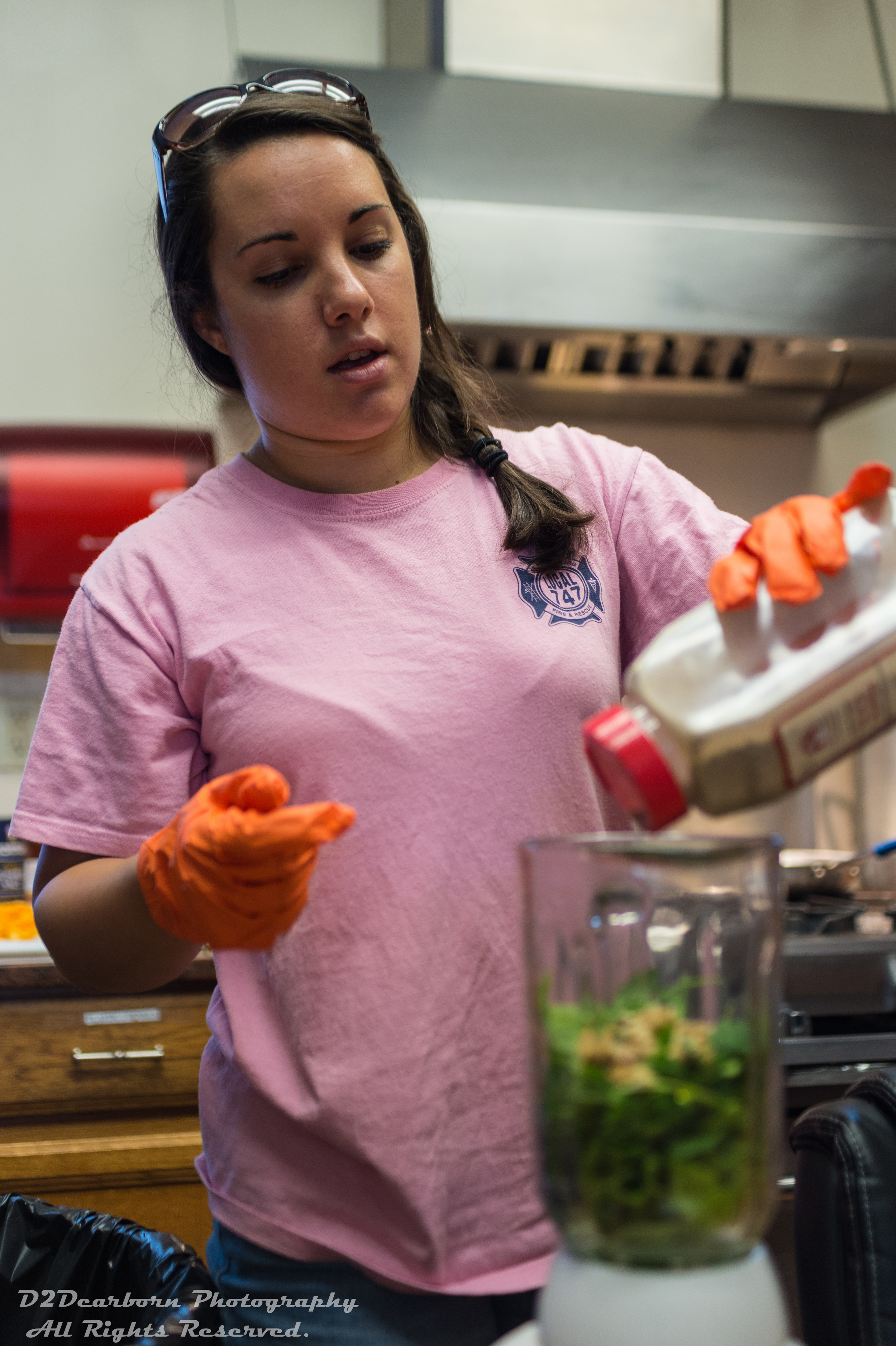 Yes, Kelly wears gloves when she cooks....even if they are two sizes too big!