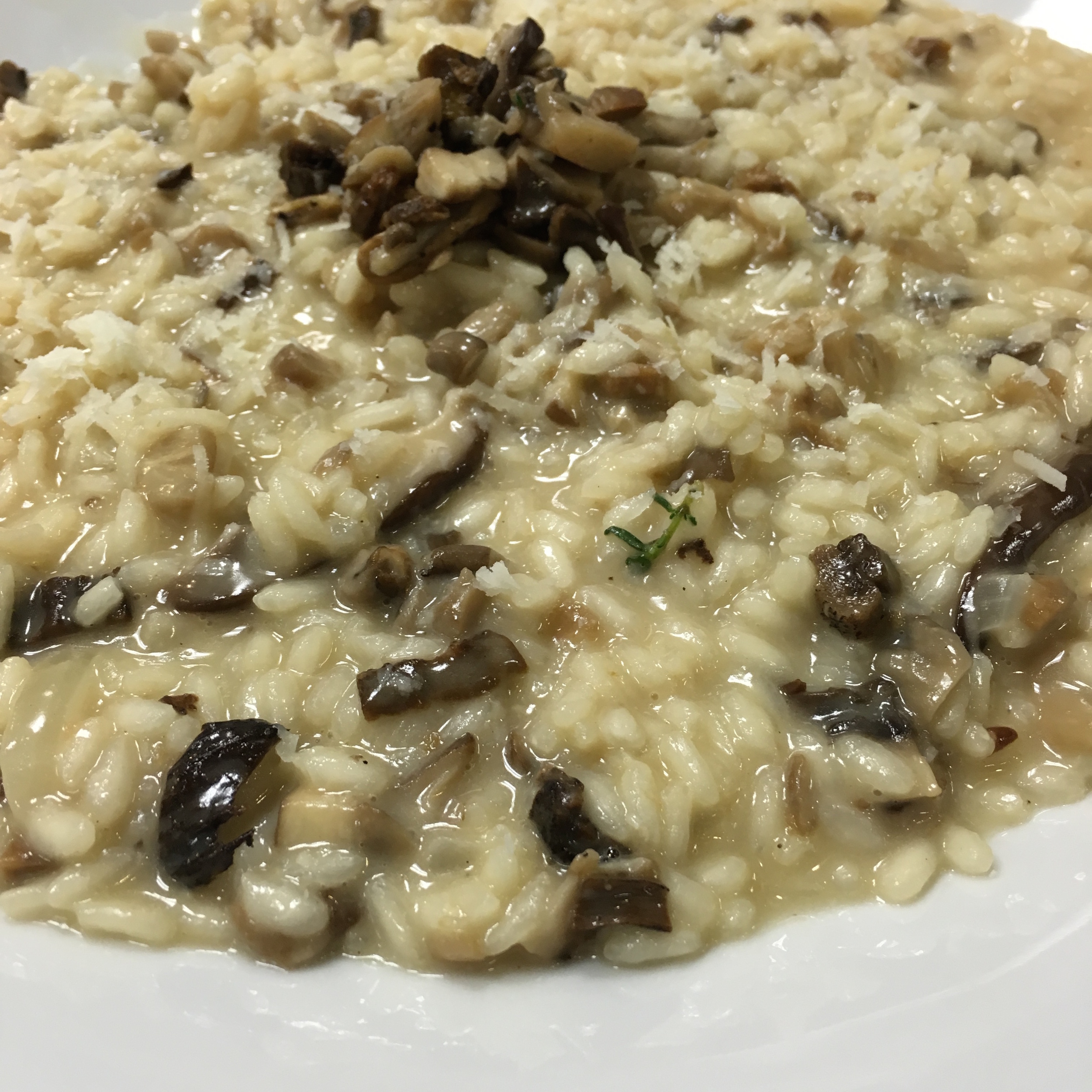 RISOTTO IS SOMETHING THAT I LOVE YET NEVER TRIED TO MAKE. MAYBE BECAUSE I HAVE BEEN INTIMIDATED BY IT'S REPUTATION AS BEING "DIFFICULT" TO MAKE. I MADE MINE TO THE CONSISTENCY ITALIANS CALL ALL'ONDA, WHICH TRANSLATES TO "WITH WAVES". IT IS CREAMIER THAN THE AMERICAN STYLE, WHICH IS USUALLY "MOUNDED" ON THE PLATE.