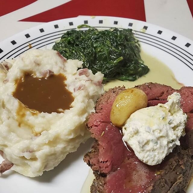 Two 🔥 meals from @cookandladder21 and his brothers of Greater Naples FD.... Crusted Filet with Herb Cheese and Roasted Garlic Butter, Dirty Mashed Reds and Creamed Spinach 🤤

And then a Chicken Carbonara stuffed Spaghetti Squash 🤤 🚒🔥🔪🚒🔥🔪🚒🔥