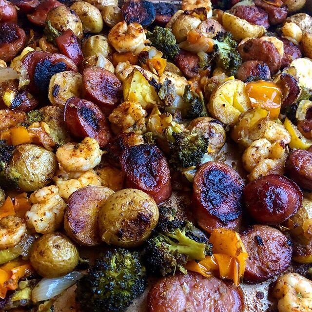 I &hearts;️ one pan meals .... #Repost @firehousegrub with @get_repost
・・・
One pan meal with potatoes, onion, bell pepper, broccoli, yellow squash, shrimp, and @aidellssausage chicken &amp; apple sausage 🔥 Tossed in olive oil and @oldbay_seasoning. 