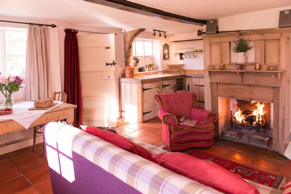 open-log-fire-cottage.jpg