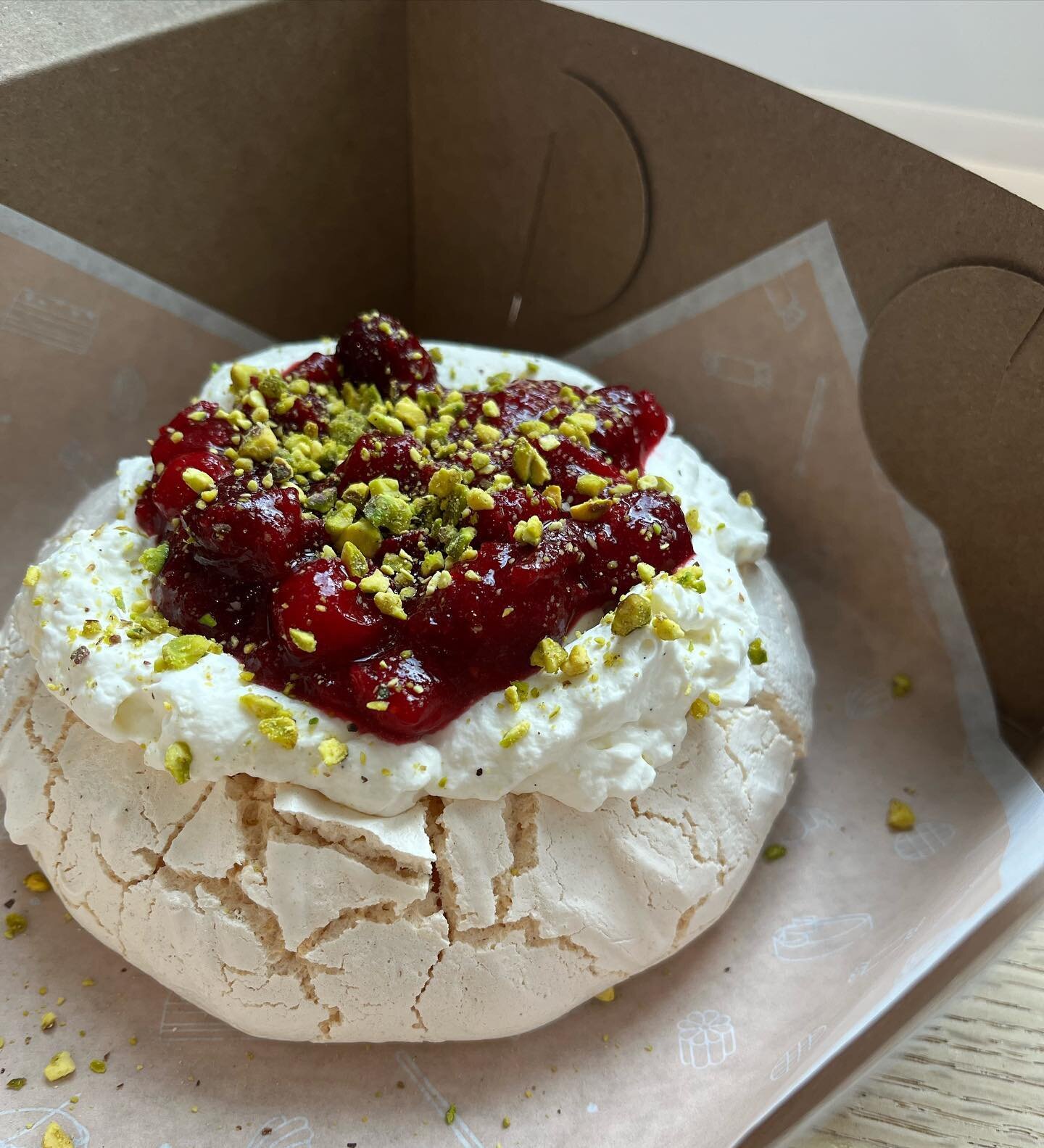We&rsquo;ve taken inspiration for our next pavlova from the traditional thanksgiving dinner, where the ubiquitous cranberry sauce is a welcome bright addition to the plate.⁣
⁣
Plump cranberries are cooked slowly with vanilla, plenty of orange zest &a
