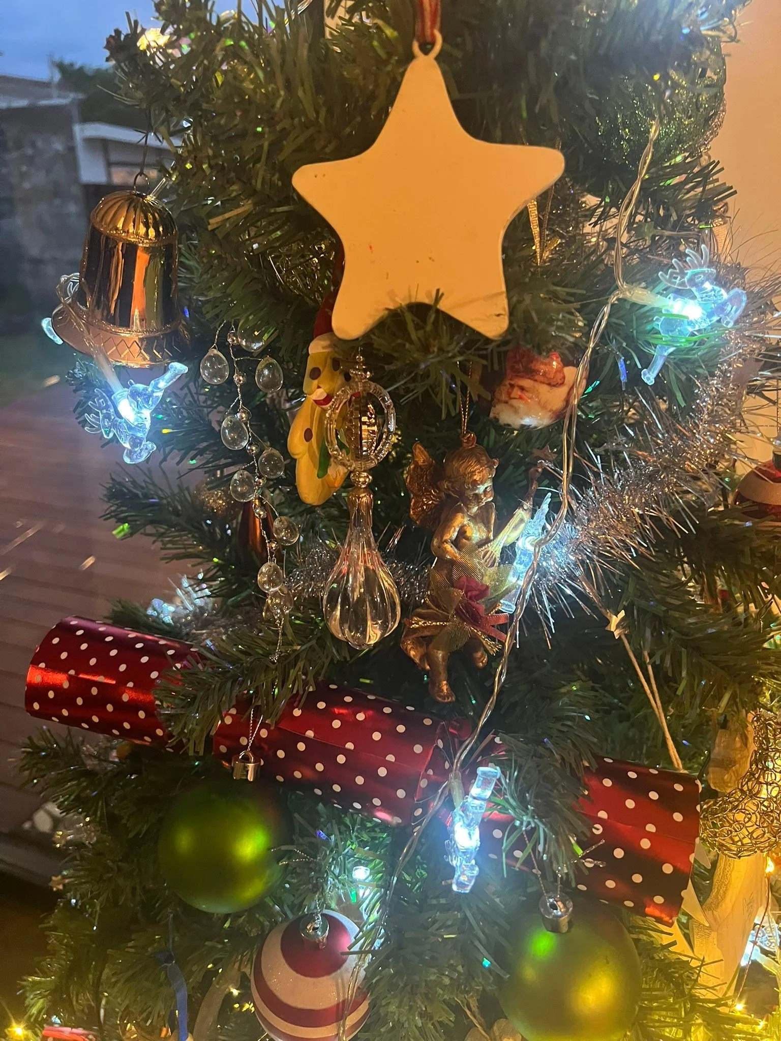 A very Merry Christmas to all my FB friends. May you have a lovely delicious peaceful day with family and friends or a box of chocolates or glass of bubbles and the telly &hellip;. depending on what you feel like. Much love xxxx🎅🎄🌲🎁❤️💝 Jan Hellr