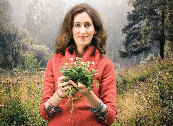  Lisa Marie Bhattacharya holding clover leaves and flowers. Photograph by Found + Foraged .