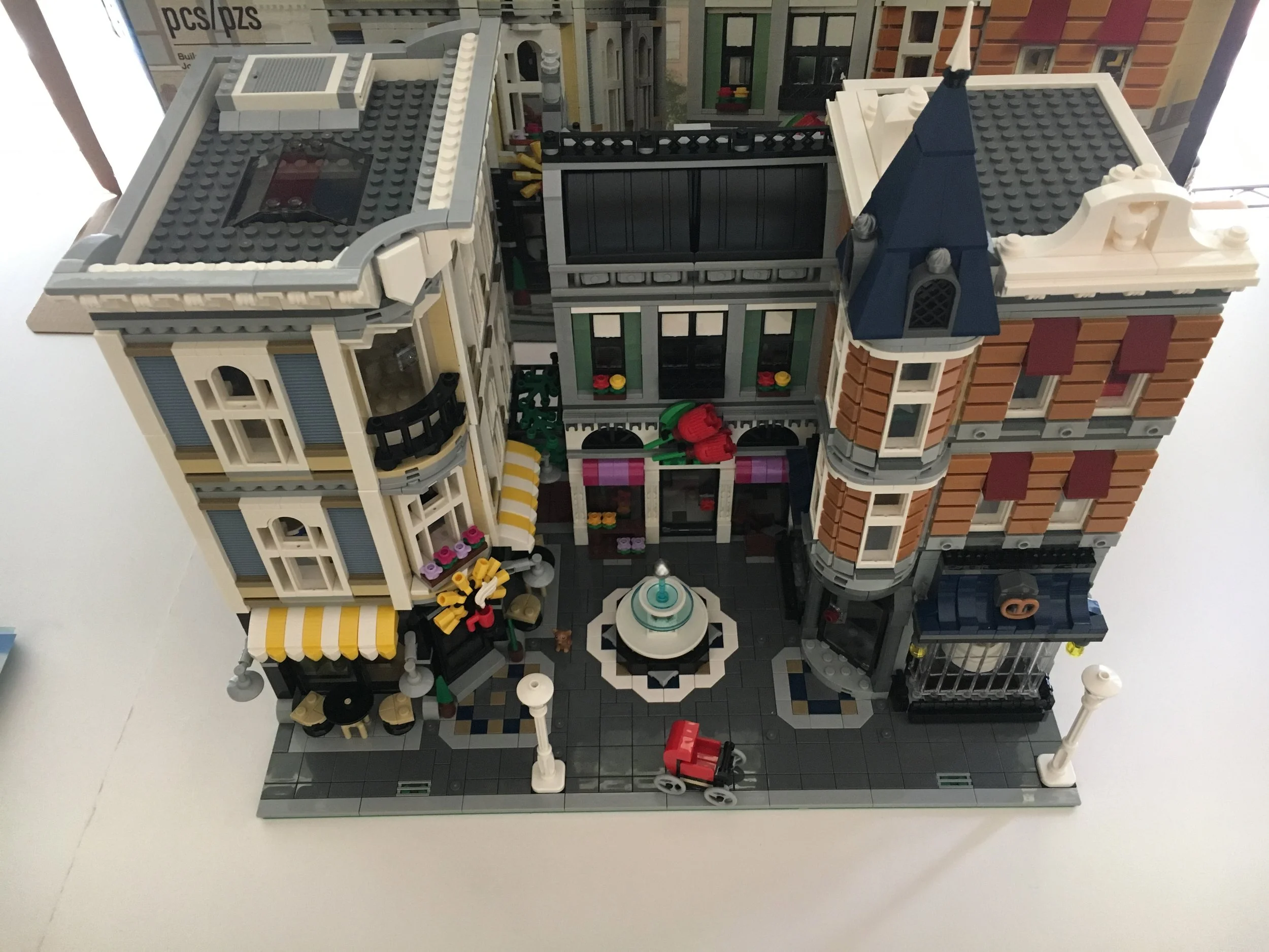 Set Review - #10255 - Creator Expert - Assembly Square (Modular Building) - Part 3