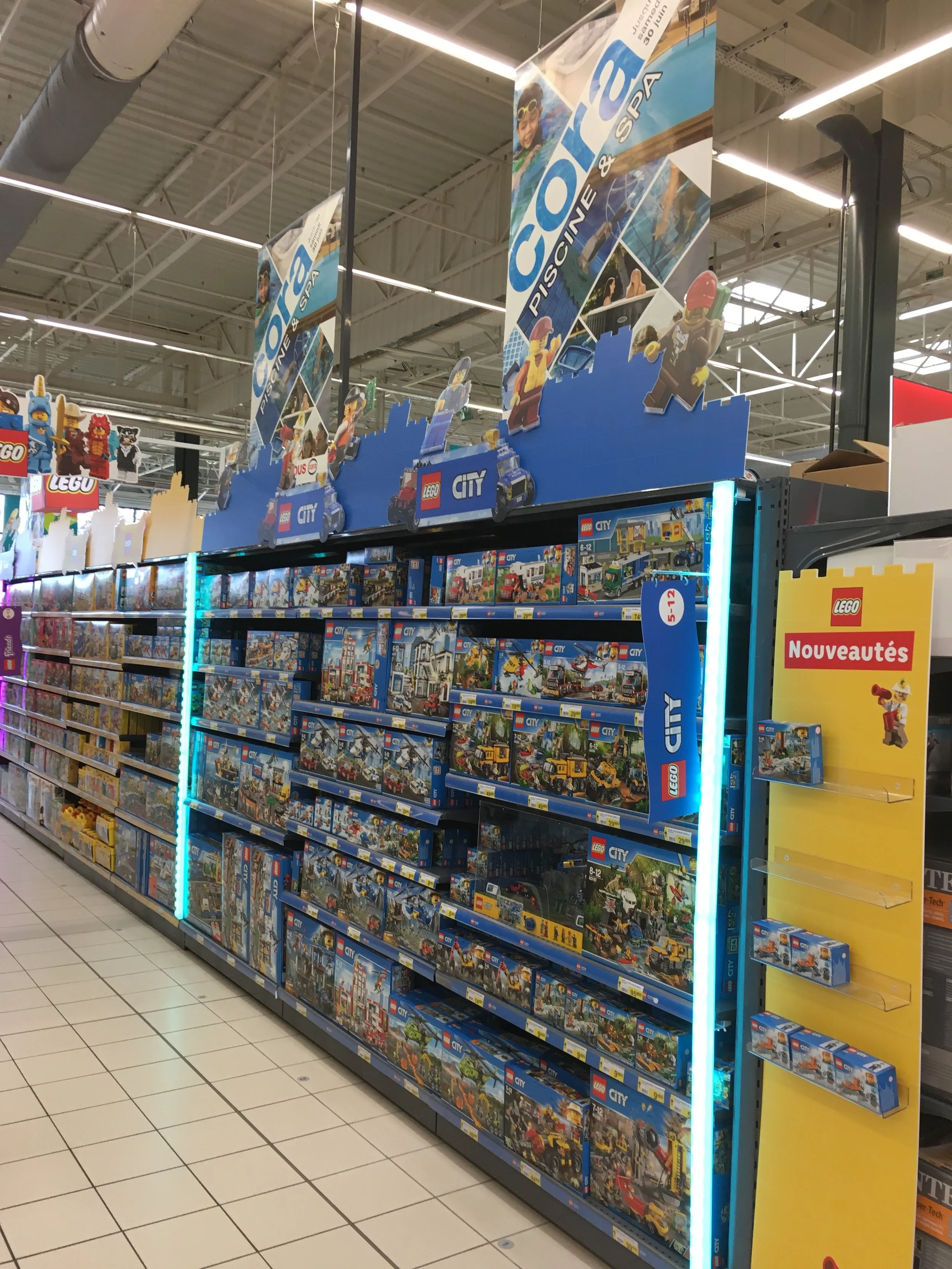 Brick le France - with beaucoup de retired sets