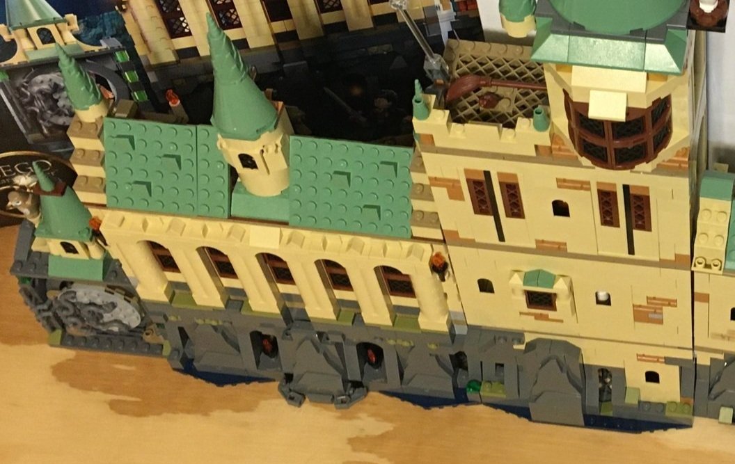 Combining the LEGO Harry Potter 20th anniversary Hogwarts sets