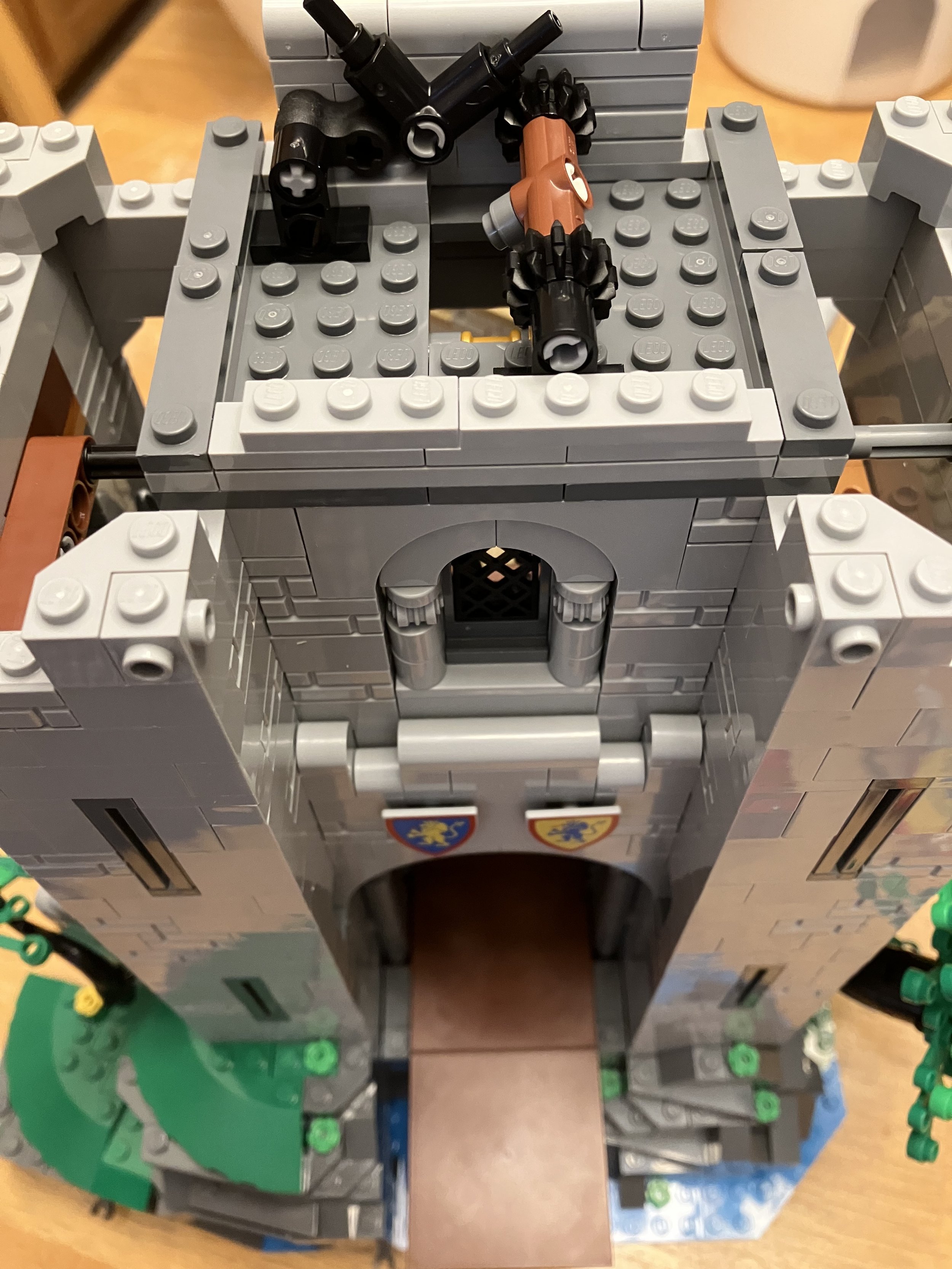 Lion Knights' Castle (LEGO Icons - 10305) - Review - Brickonaute