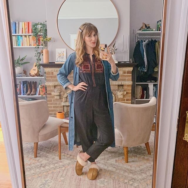 I&rsquo;ve always fought the fact that this denim duster has bathrobe vibes, but what better time to embrace it! #larkinstyle

@madewell jumpsuit &bull; 6
@madewell denim duster &bull; small
@ugg slippers &bull; 10