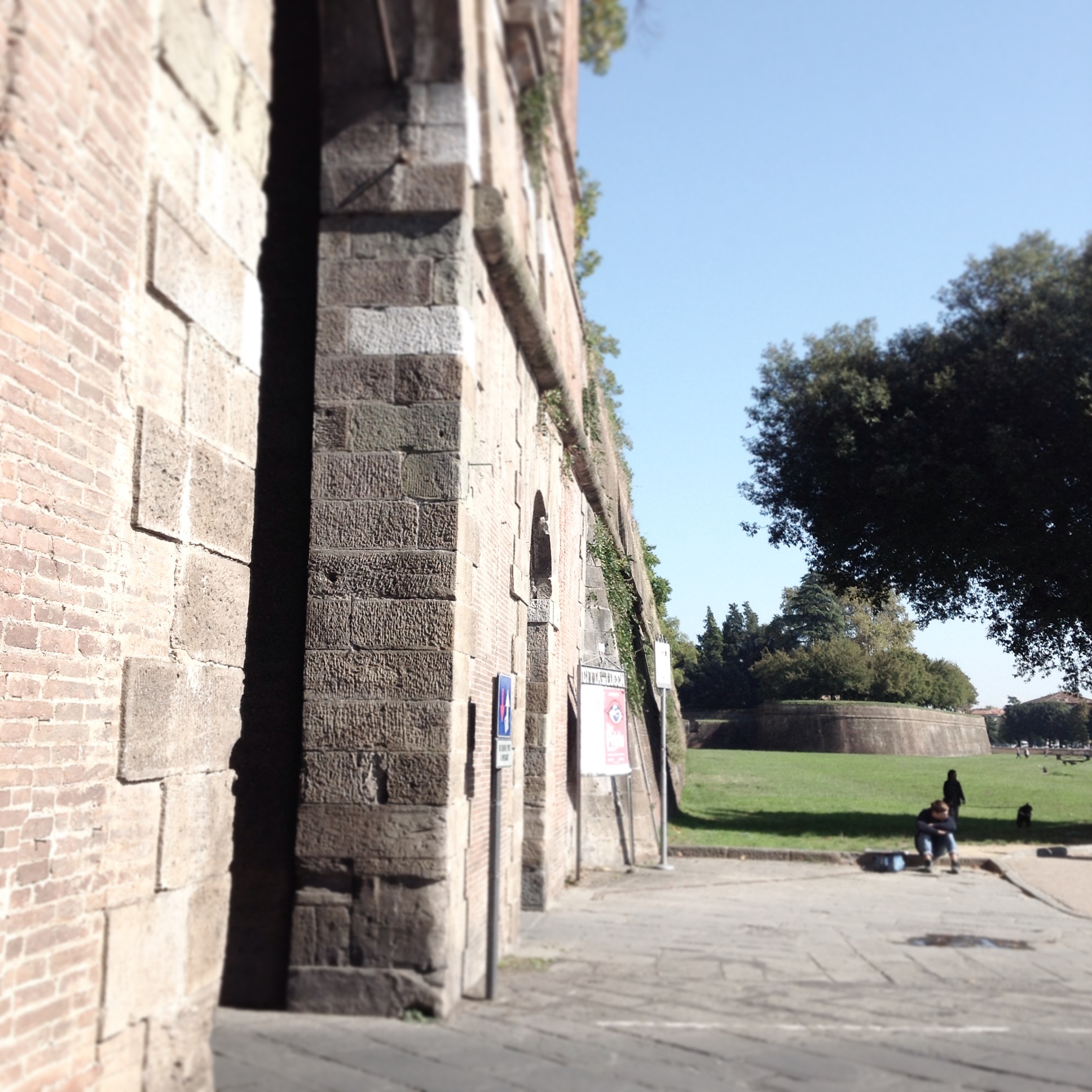 Porta San Pietro e giardini sulle mura