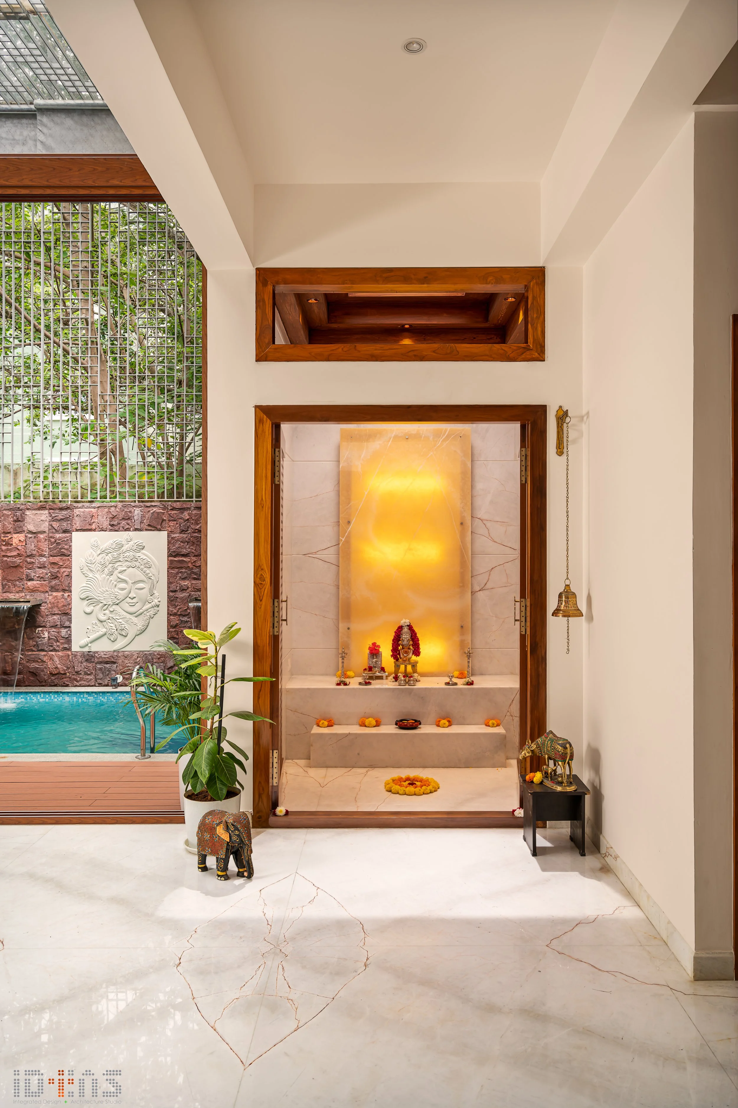 Pooja niche set into the passage