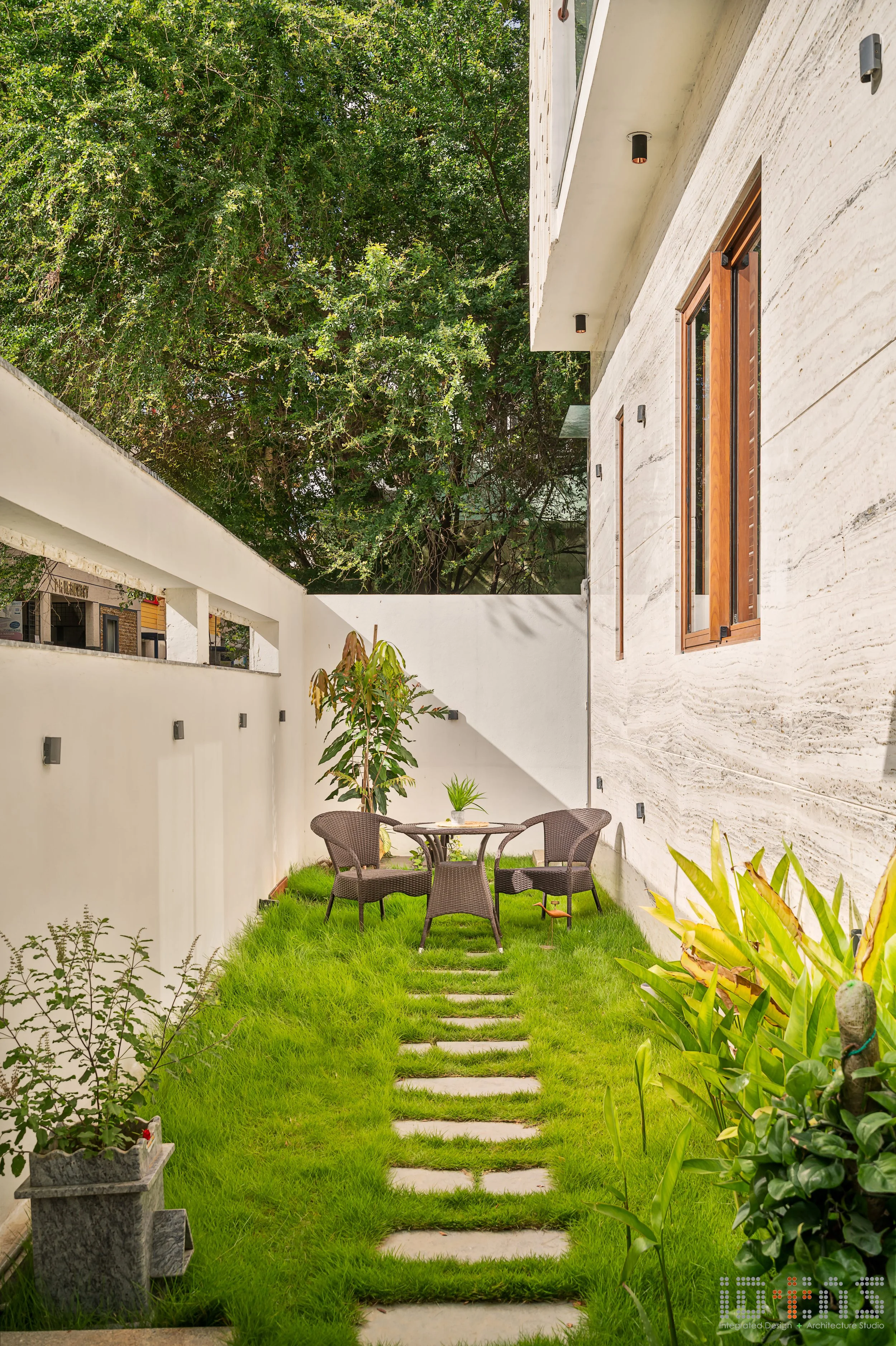 Side garden with stepping stones