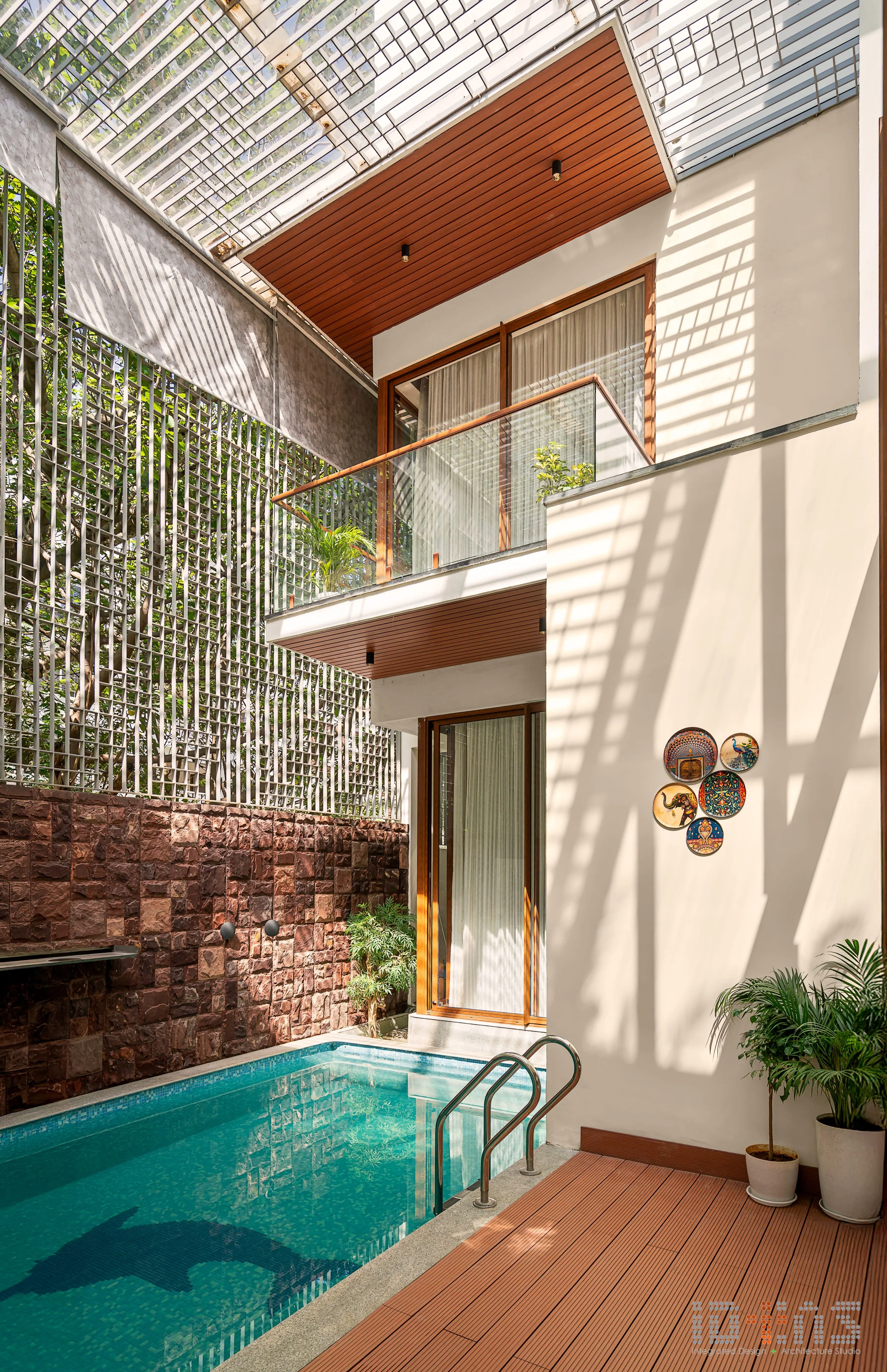Courtyard pool under the pergola
