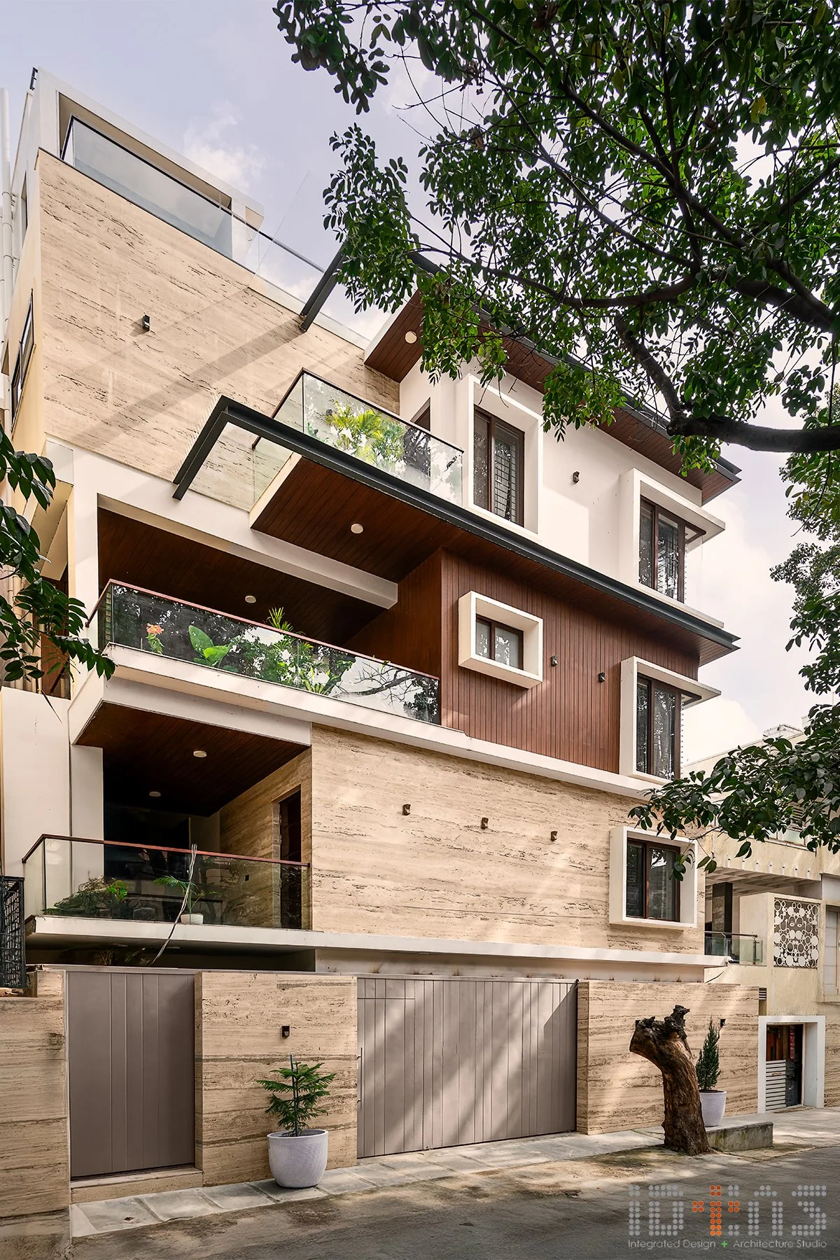 The house from the corner: stone-clad volumes