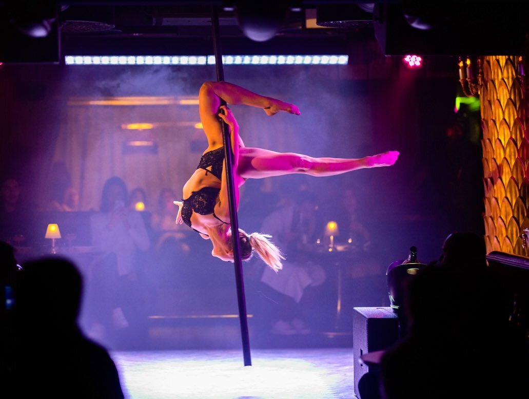 LINES

Thanks for this shot capturing my @parkchinois self. Looking forward to launching into next season and this week, heading into the fun of creation at Le Haggis in Scotland&hellip;catch me when you can #aerialpole 

#parkchinoir #mayfair #aeria