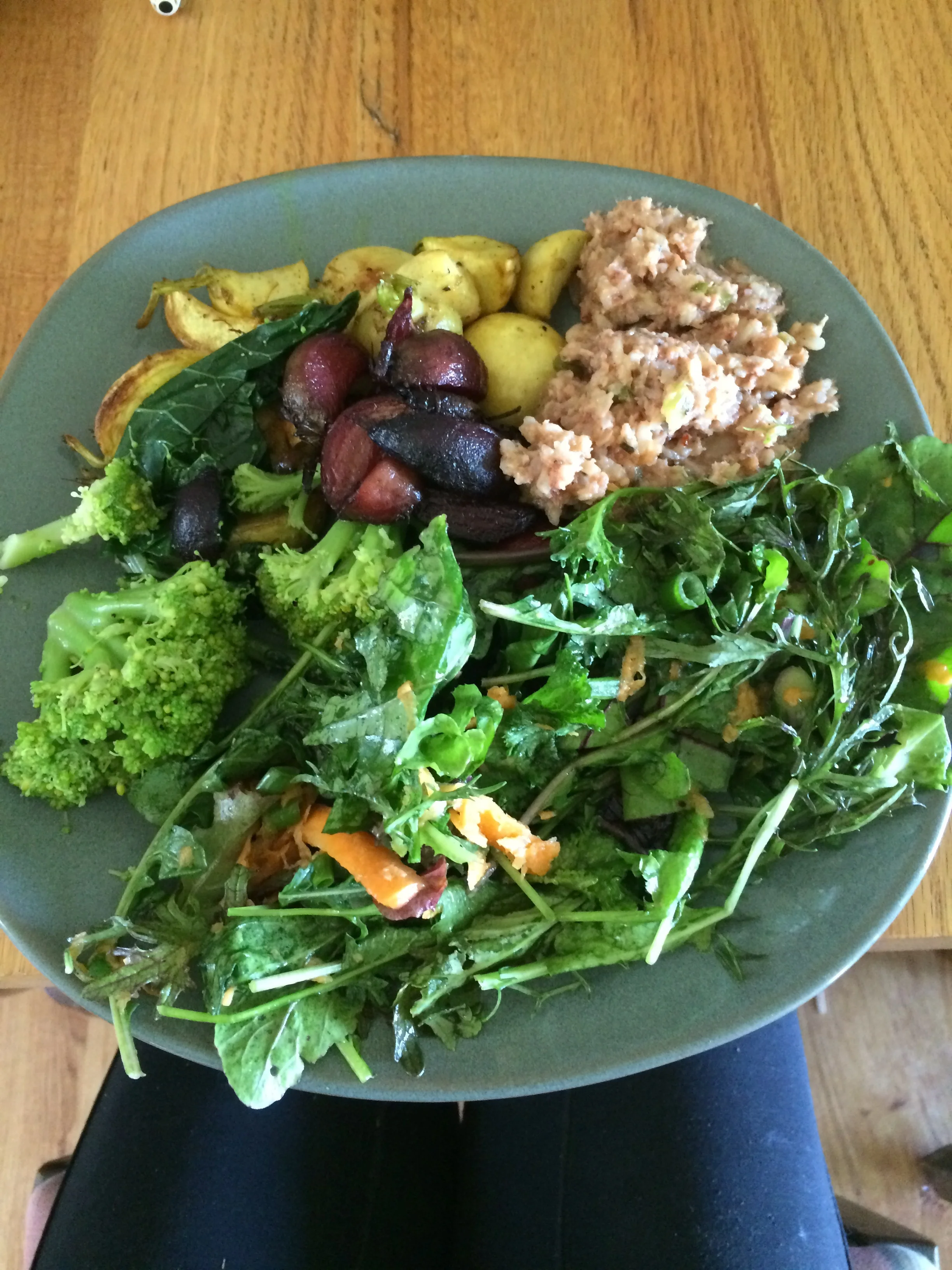 Devan always makes great lunches and there are like 5 different things on the plate! Today it was mixed greens salad with kale, arugula, mustards, carrots, green onions, purslane, and a lemon vinaigrette, steamed broccoli, turmeric and orange zest r…