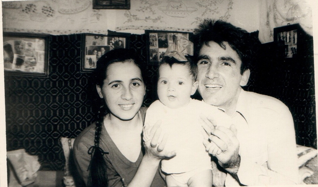 1 year old Iri with mom and dad