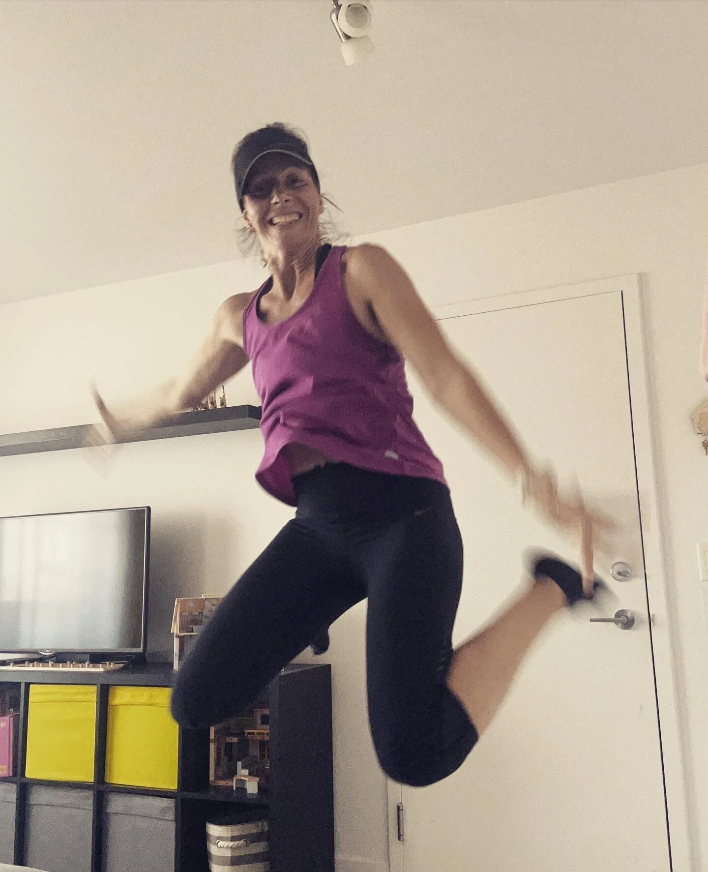 #manuvation 
#lovewhatido 
#respectyourbody 
#41andfit 
#newchapter 
#mamaoftwo 
GETTING READY 💜

Almost forgot @mcdonaldscanada 😂😂