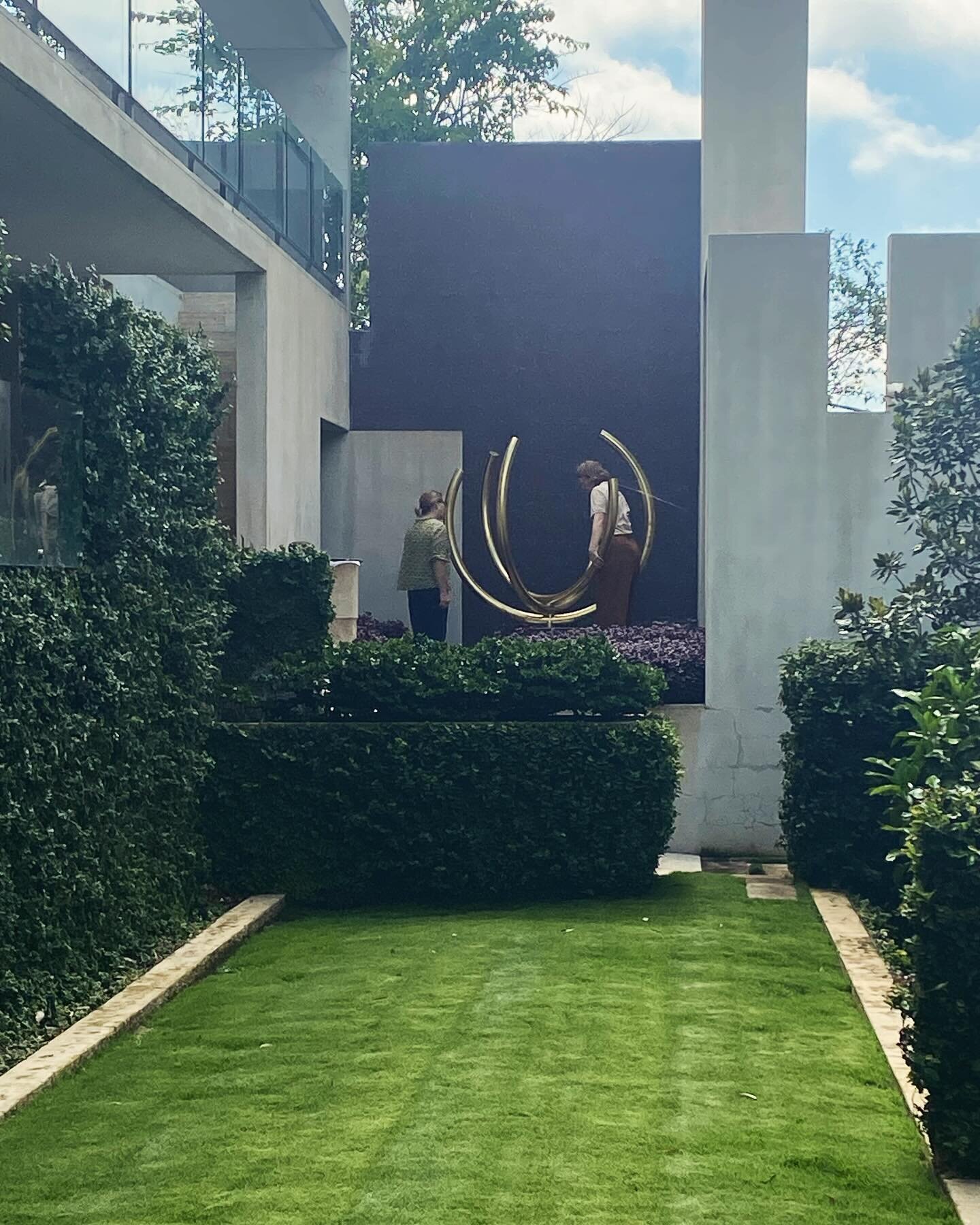 Exciting morning at N House with the installation of a new (and large!) @varendorff garden sculpture for @shayoharasmith 

@partnershill 
@hoggandlamb 
@danyoungla 
@soddesign