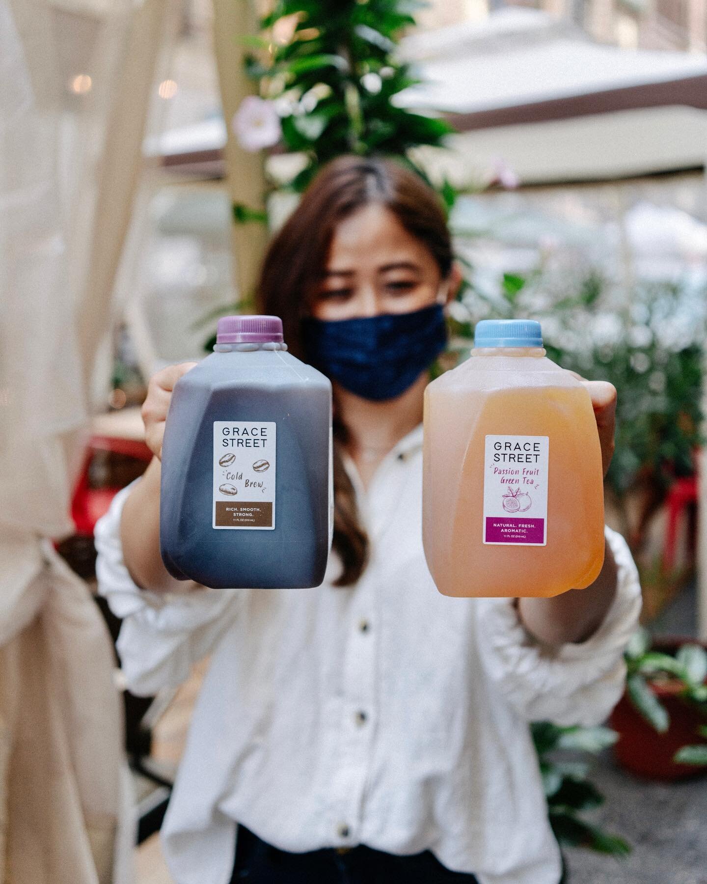 Sun&lsquo;s out! Drinks are ready ☀️🍹
.
Share your favorite GS drink with your besties. Milk Tea Jugs in all colors and flavors available.