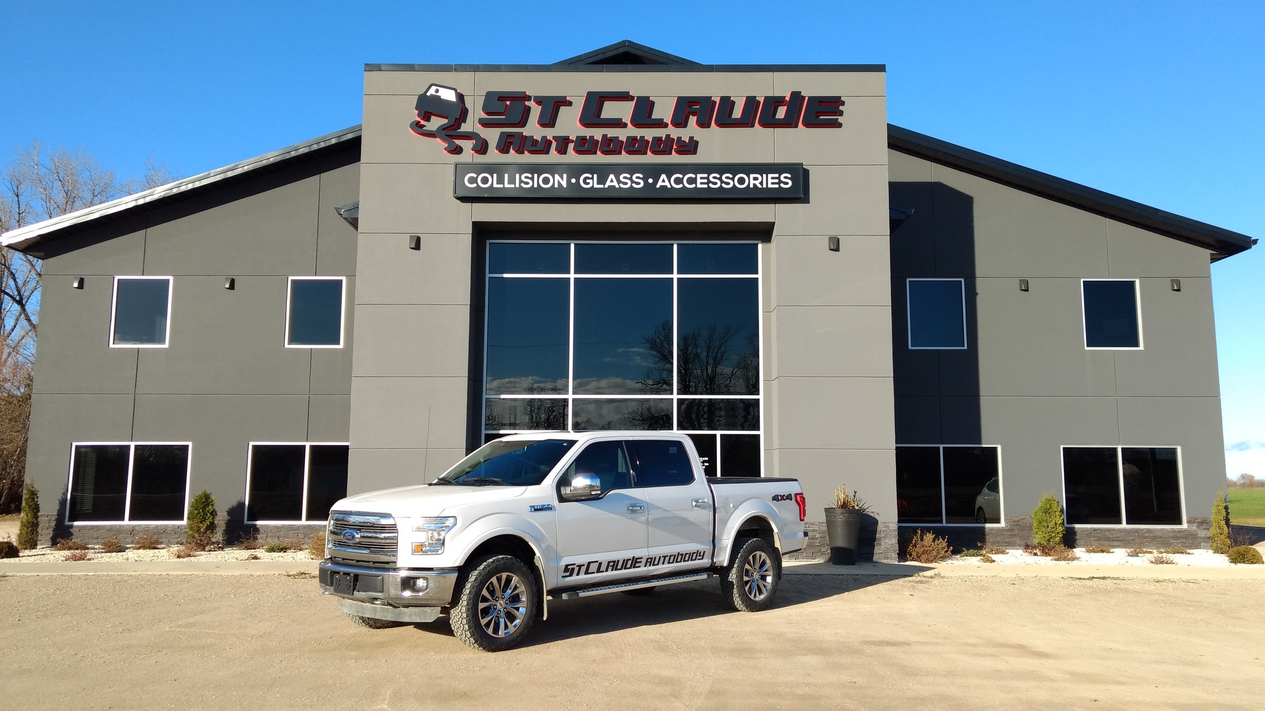 St. Claude Autobody is equipped to handle all your aluminum Ford truck repair needs. 