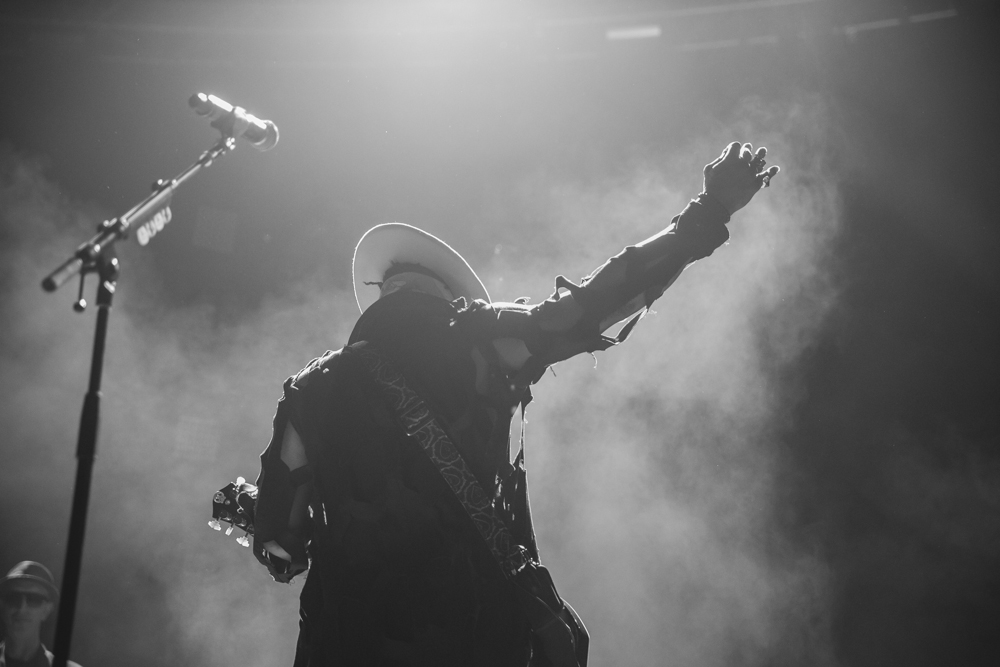 D'ANGELO AND THE VANGUARD PERFORMS AT THE 2015 FYF FESTIVAL IN LOS ANGELES. / PHOTO © KAYLA REEFER, SUSPEND MAGAZINE