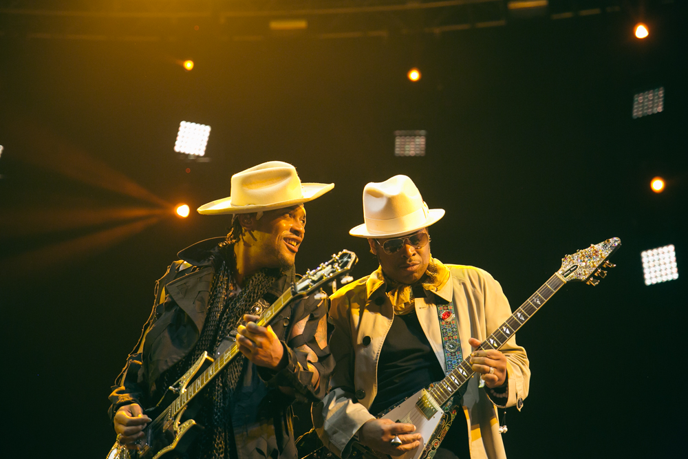 D'ANGELO AND THE VANGUARD PERFORMS AT THE 2015 FYF FESTIVAL IN LOS ANGELES. / PHOTO © KAYLA REEFER, SUSPEND MAGAZINE