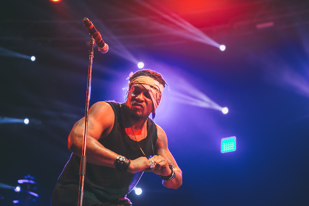D'ANGELO AND THE VANGUARD PERFORMS AT THE 2015 FYF FESTIVAL IN LOS ANGELES. / PHOTO © KAYLA REEFER, SUSPEND MAGAZINE