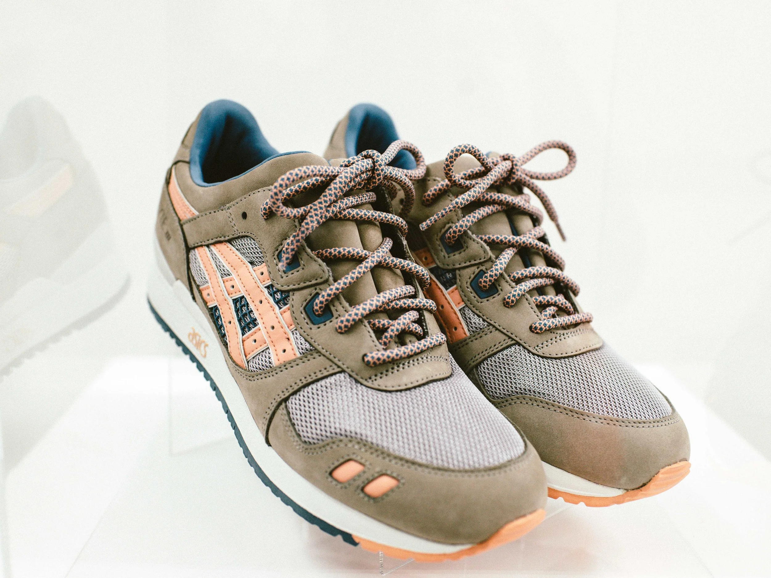 Flamingo by Ronnie Fieg (08-02-2013). Sport mesh vamp, nubuck. / Photo: © Diane Abapo for SUSPEND Magazine.