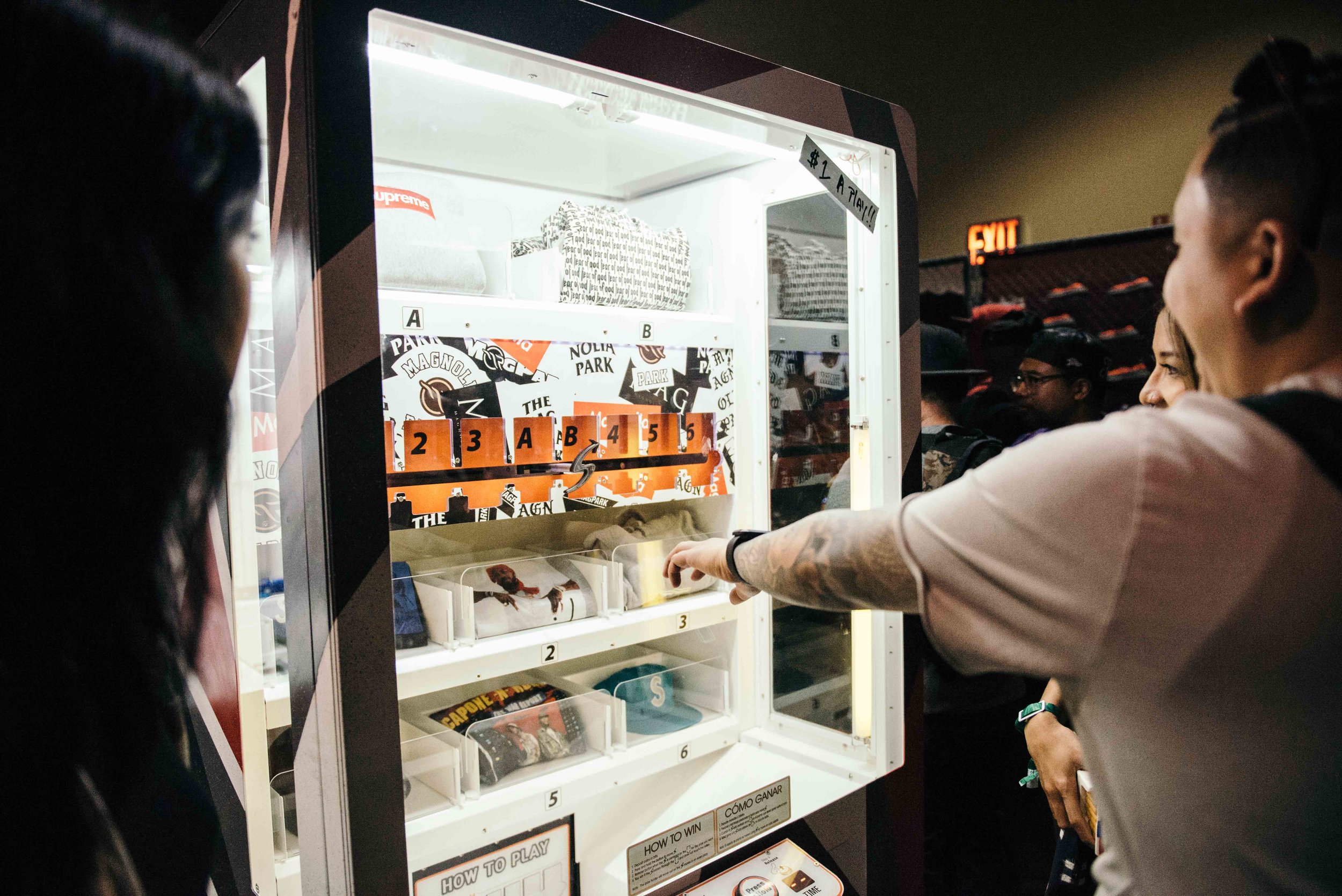  MagPark $1 vending machines at ComplexCon 2016 / Photo © Diane Abapo for SUSPEND Magazine 