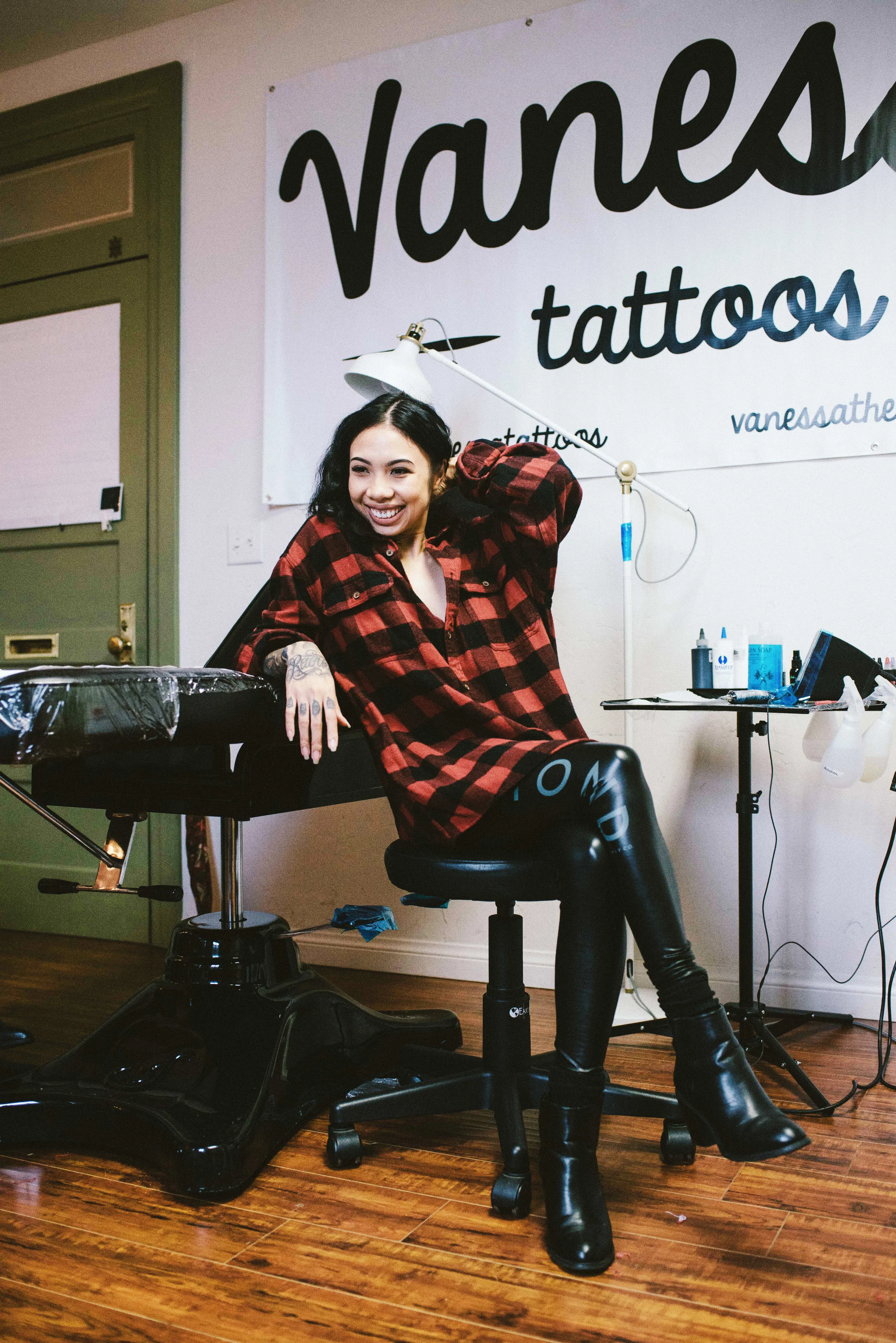 LESLIE GETS INKED: UP CLOSE WITH VANESSA THE ARTIST — SUSPEND, image size:2500x3745