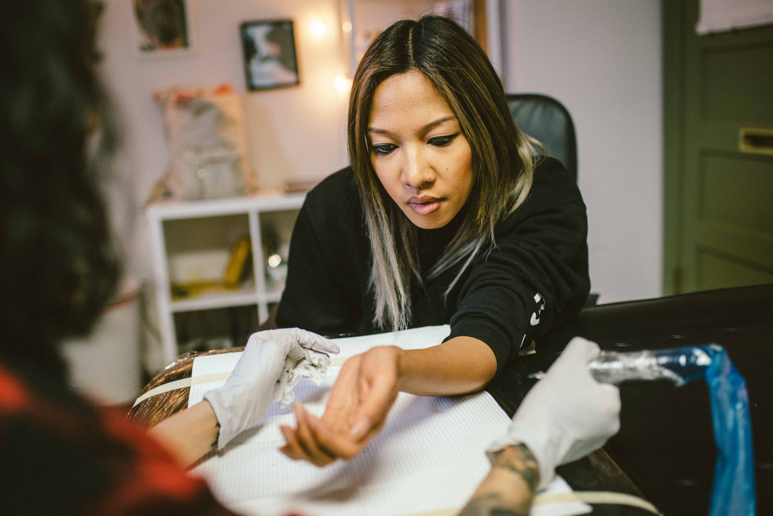  Leslie gets inked by Vanessa the Artist. / Photo: © Diane Abapo for SUSPEND Magazine 
