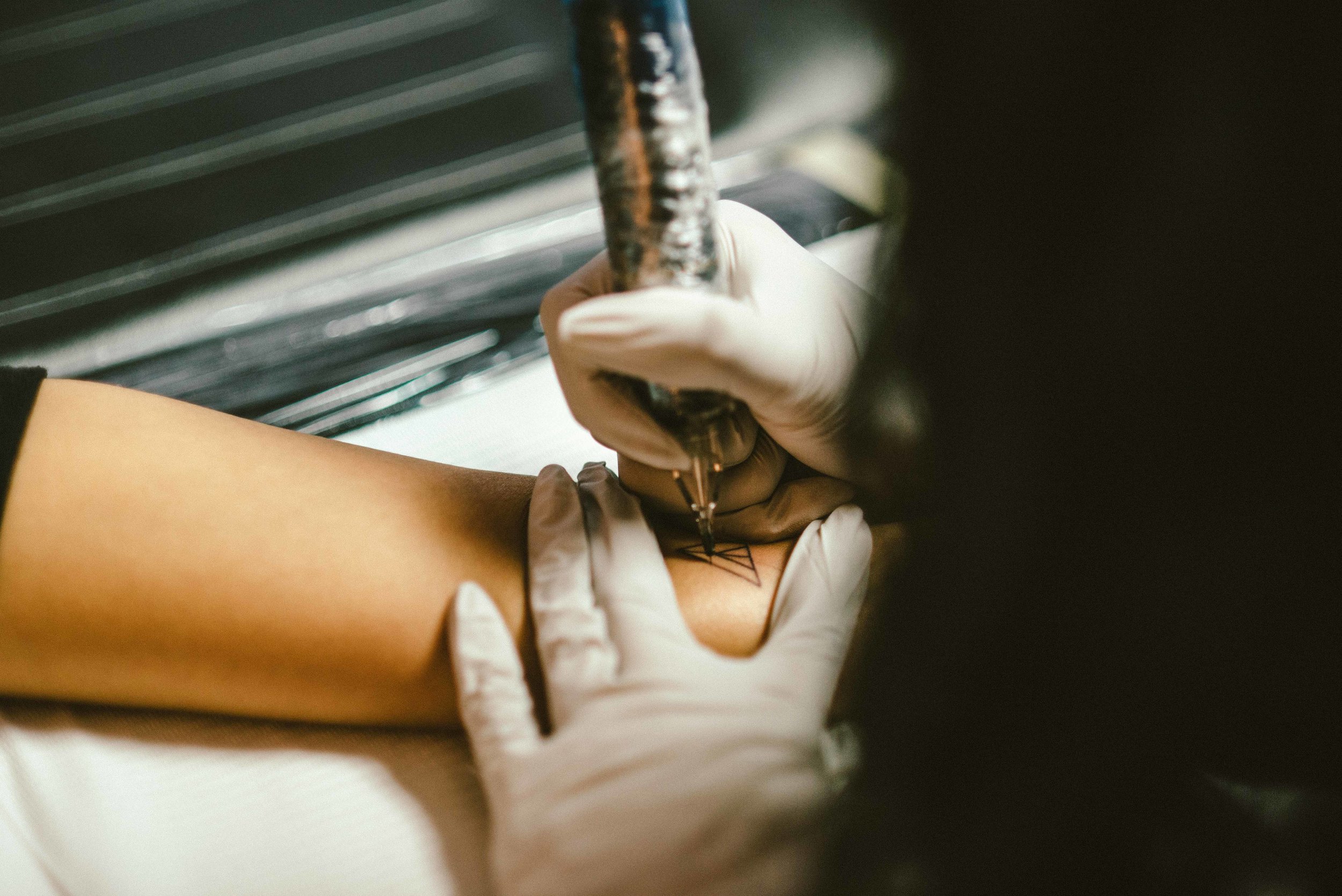  Leslie gets inked by Vanessa the Artist. / Photo: © Diane Abapo for SUSPEND Magazine 