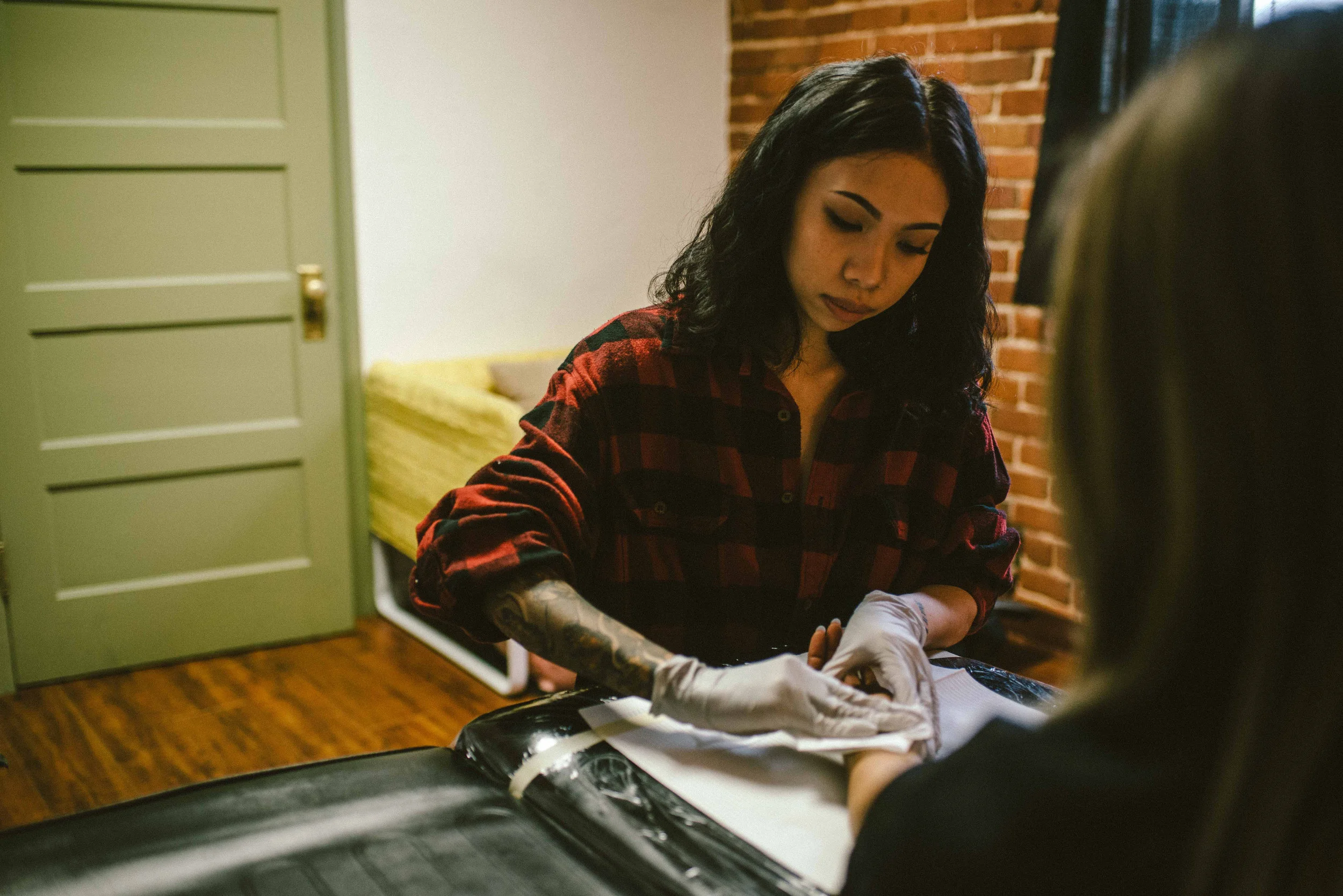 LESLIE GETS INKED: UP CLOSE WITH VANESSA THE ARTIST
