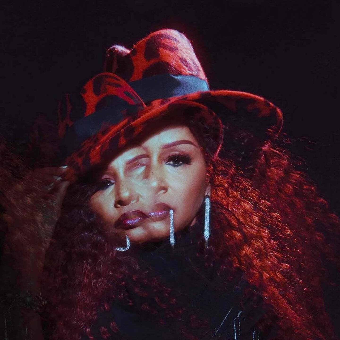 Queen @ChakaKhan wears #piersatkinson red and black fedora 💋
In conversation with @SiaMusic for Issue 191 of @flauntmagazine 

10-time @RecordingAcademy winner Chaka Khan emerges back to the spotlight this year with her goddaughter, Australian singe