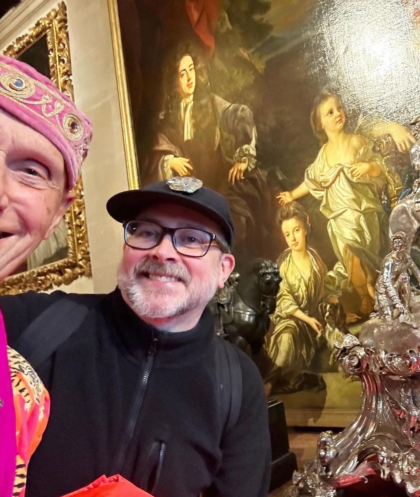 A selfie and visit to @blenheimpalace with @andrewlogansculptor for the @zandra_rhodes_ exhibition - open now and featuring Andrew&rsquo;s famous mirrored jewellery!

#adelrootstein mannequins kindly loaned by @fashion_museum_bath, mannequin wranglin