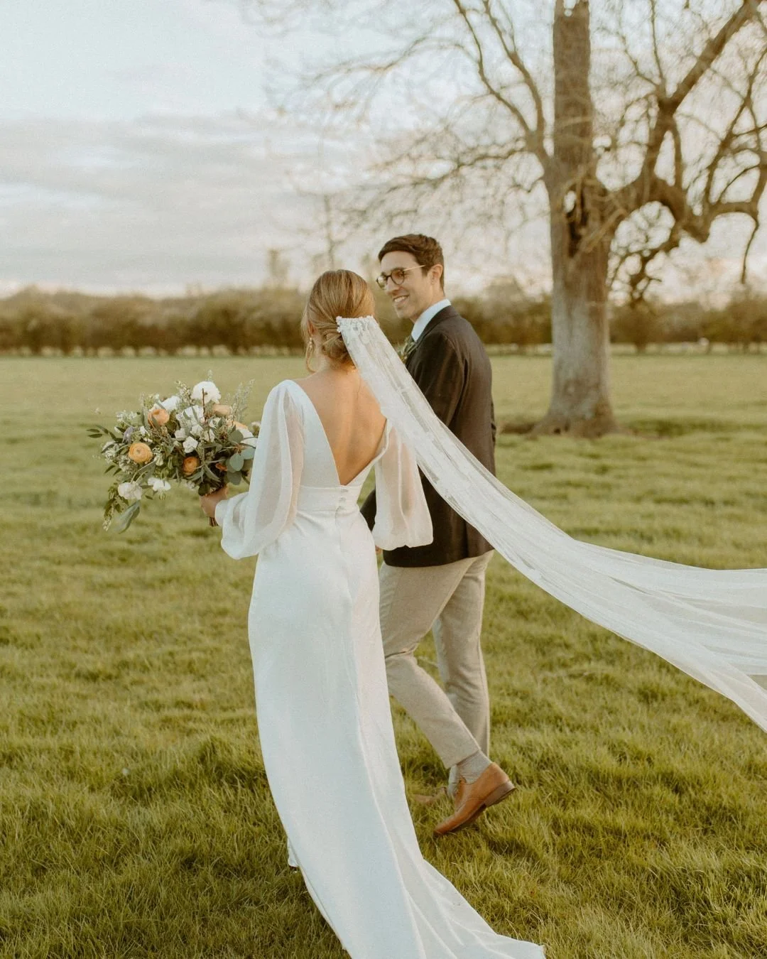 Soft, natural florals for a truly beautiful day at the @tythebarnlaunton 🤍

The bridal bouquet was full of gentle movement and seasonal tones, designed to echo the effortless elegance of the dress &mdash; light, timeless and completely her. Paired w
