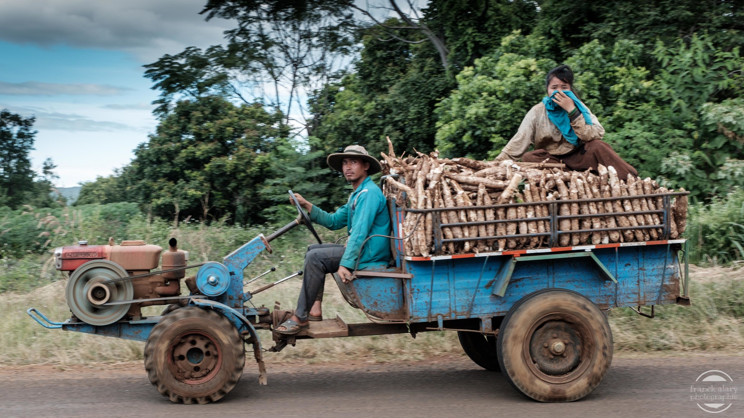   Transport du manioc vers la coopérative.   Les principales productions agricoles du Laos sont le riz, le café, le coton, l'opium et le maïs.&nbsp;Le pays est miné. Selon les experts, plusieurs dizaines de millions de bombes non explosées, issues de
