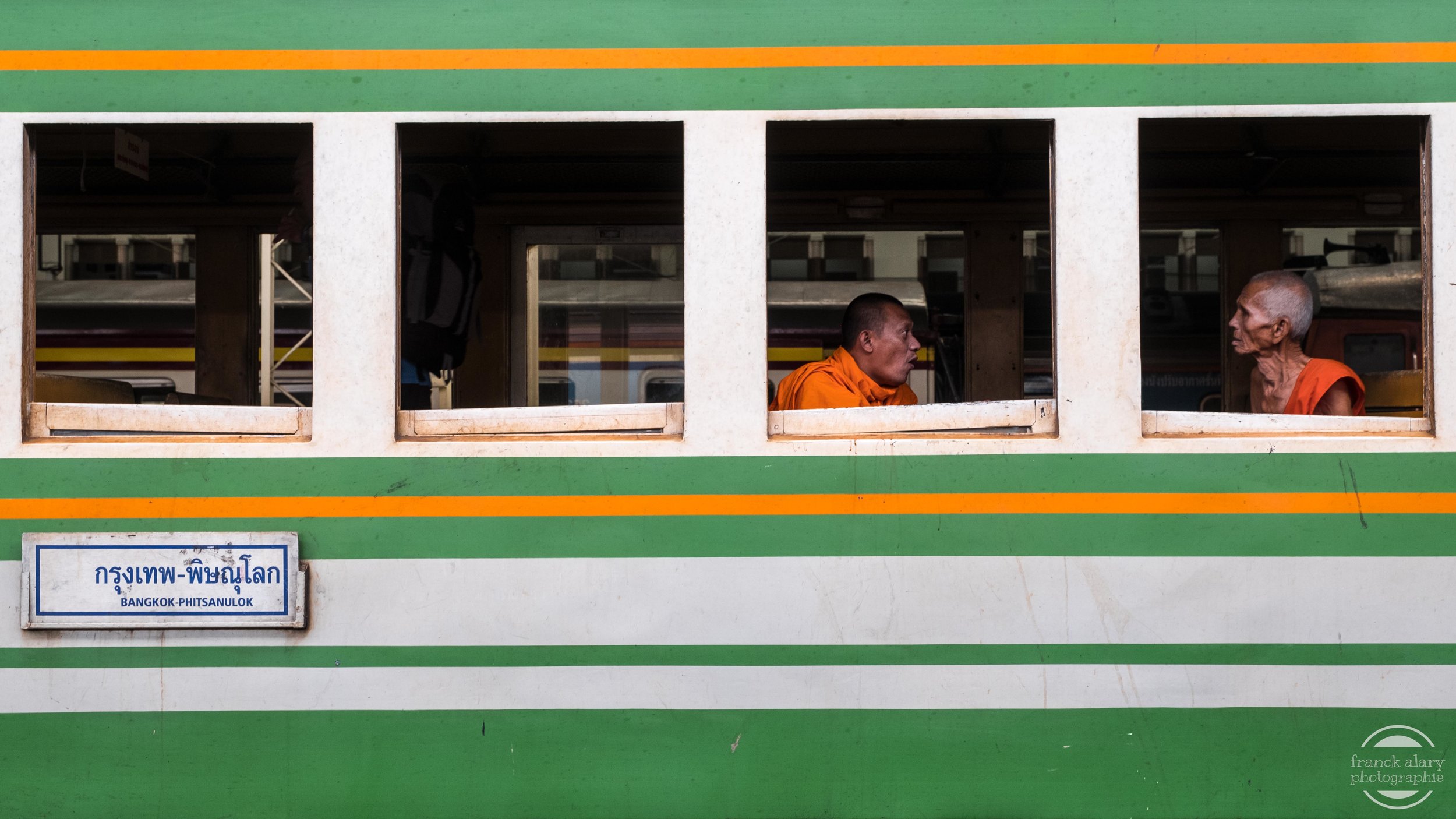   En attendant le départ du train   Pour les moines bouddhistes toute possession matérielle est futile. Ils &nbsp;ne possèdent en tout et pour tout que leurs habits, un rasoir, une aiguille, et un bol. Pour le reste, les moines ne peuvent compter que