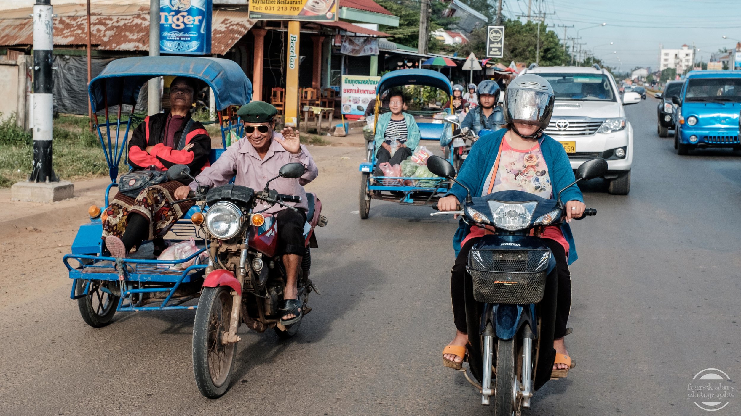   Samkolangs   Les tuks-tuks sont partout en Asie du Sud Est et constituent un moyen de transport rapide et économique très utilisé tant en ville qu’à la campagne. Il y a diffèrent modèles en fonction de leur capacité et de leur puissance.&nbsp;Le "s